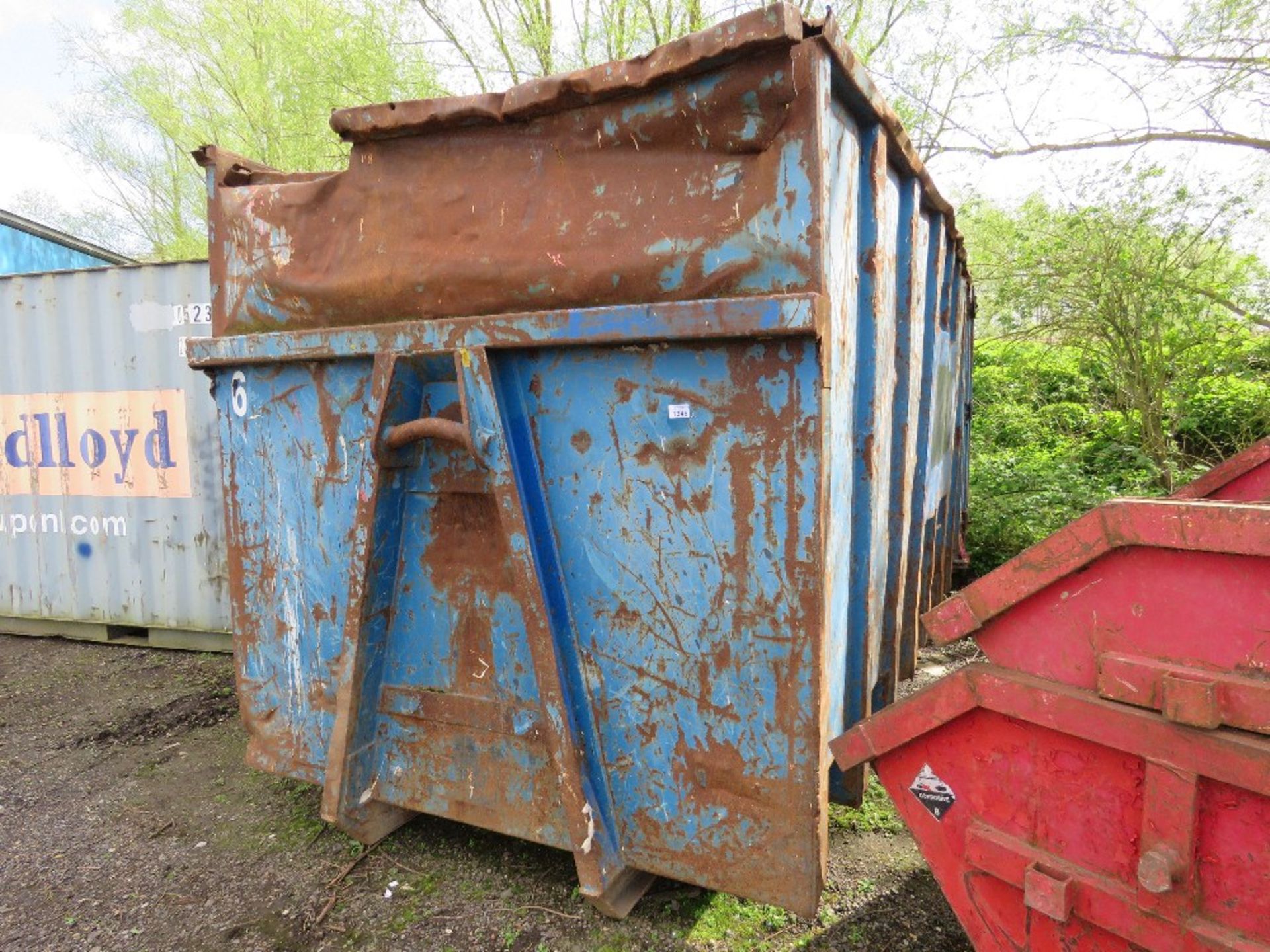 ROLLONOFF TYPE BIG HOOK 40 YARD WASTE BIN WITH FULL WIDTH REAR DOOR. DIRECT FROM LOCAL COMPANY. - Image 2 of 7