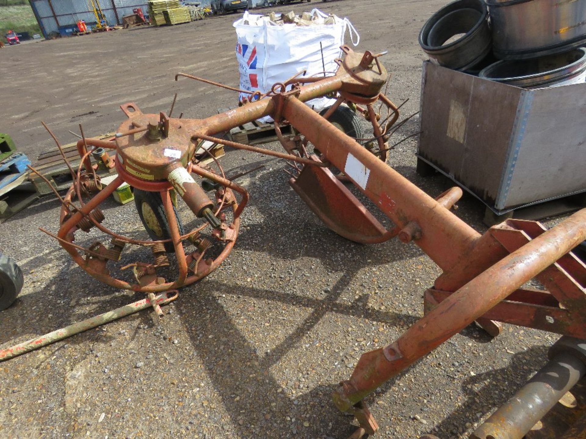 PZ TRACTOR MOUNTED HAY TURNER, NO PTO SHAFT. - Image 2 of 7