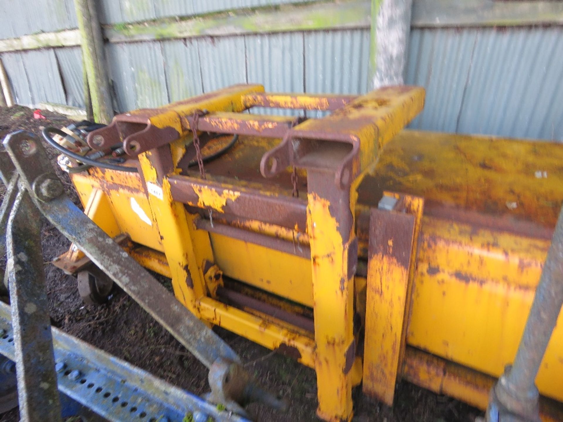 JCB240 HYDRAULIC DRIVEN FORKLIFT MOUNTED BRUSH WITH COLLECTOR BOX. 8FT WIDE APPROX. - Image 6 of 7