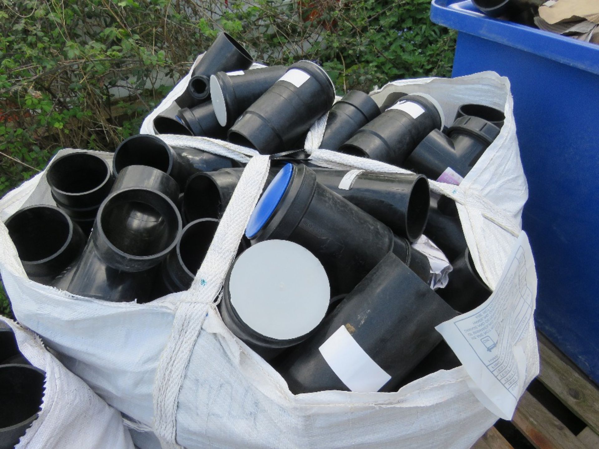 3 X BULK BAGS/BIN OF ASSORTED PLASTIC PIPE FITTINGS. - Image 5 of 8