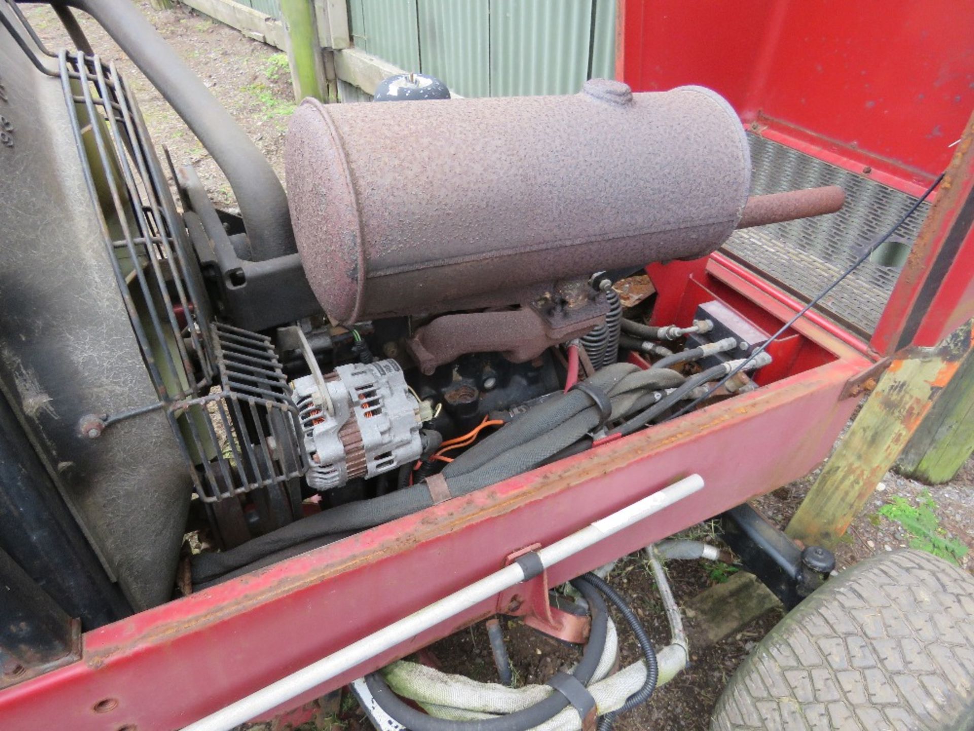 TORO 5 GANG RIDE ON MOWER, 2WD. WHNE TESTED WAS SEEN TO RUN, DRIVE AND MOWERS TURNED.....THIS LOT IS - Image 8 of 9