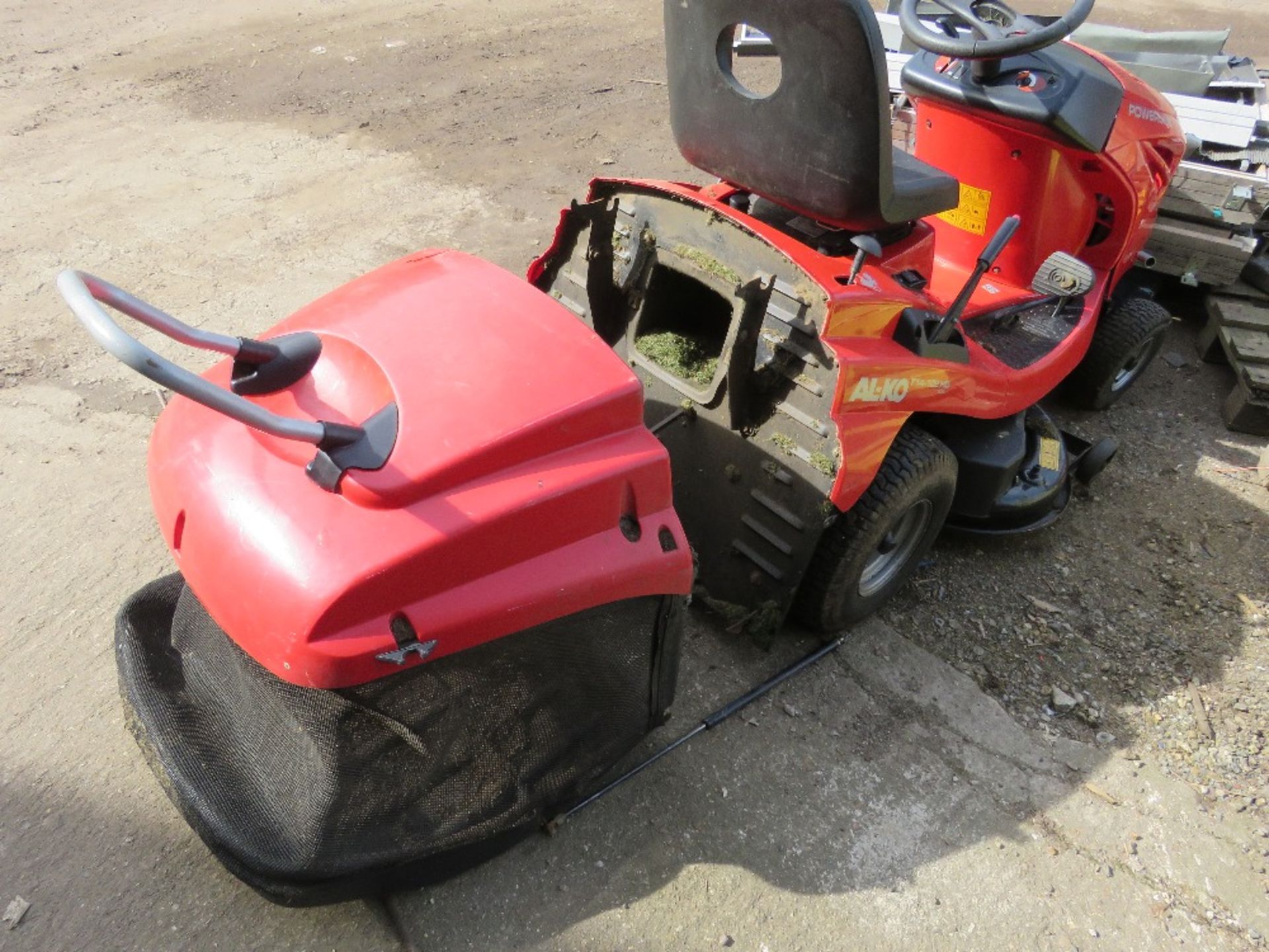 ALKO POWERLINE RIDE ON MOWER WITH COLLECTOR.....THIS LOT IS SOLD UNDER THE AUCTIONEERS MARGIN SCHEME - Image 4 of 10