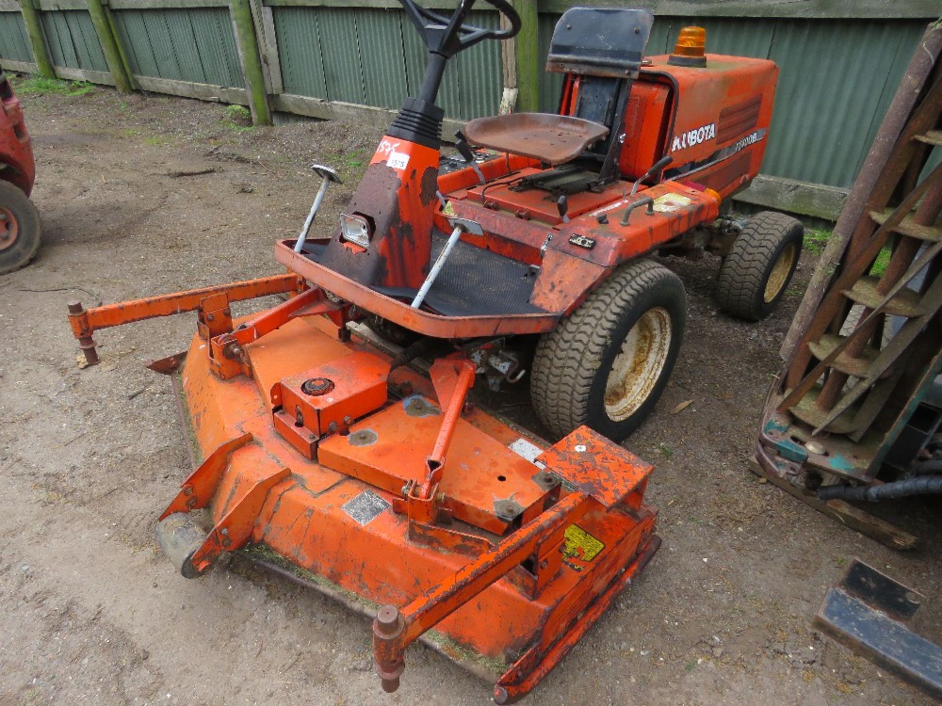 KUBOTA F2400B RIDE ON ROTARY MOWER, 4WD. WHEN TESTED WAS SEEN TO RUN, DRIVE AND MOWER ENGAGED...SEE - Image 3 of 10