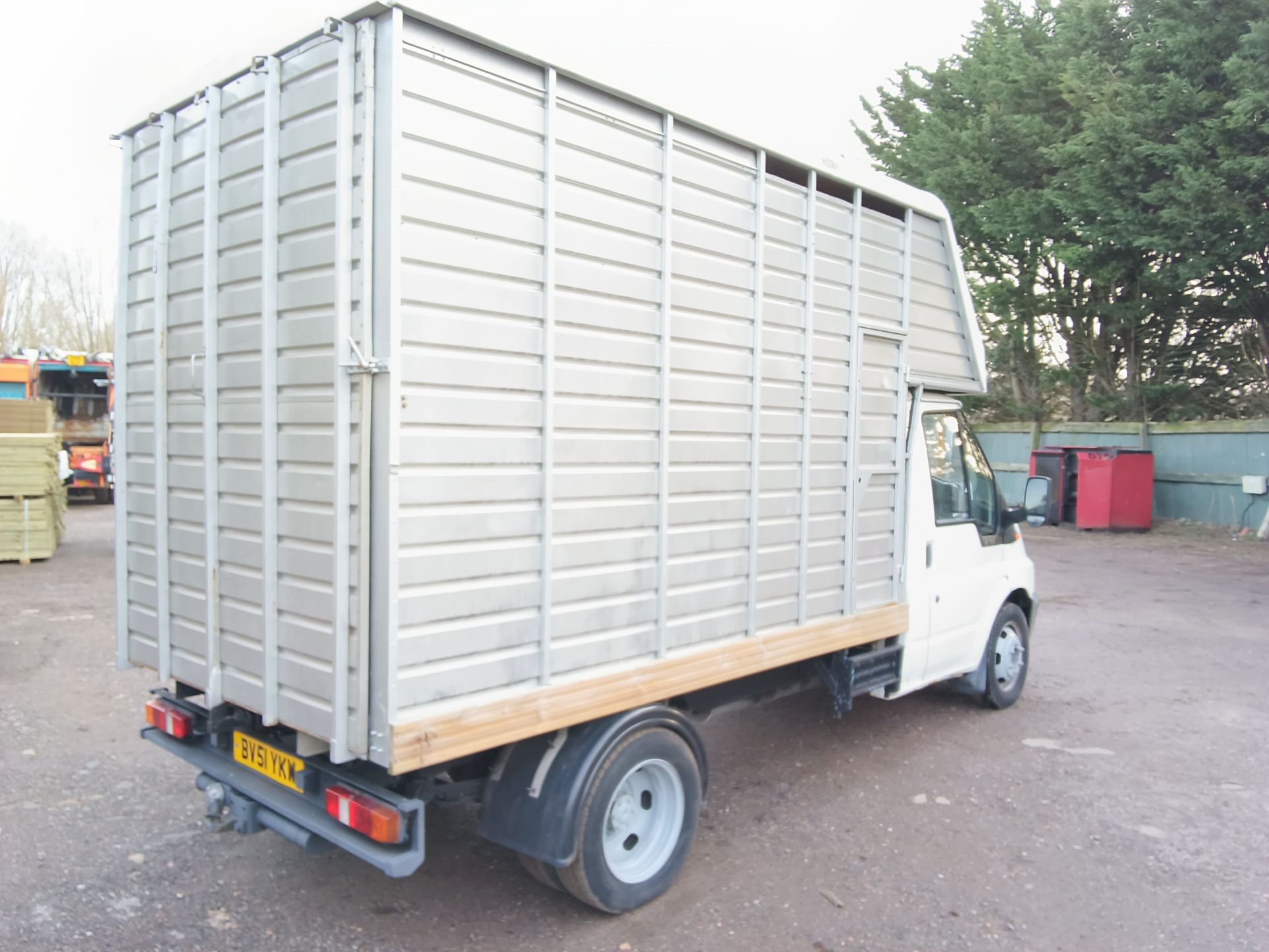 FORD TRANSIT TWIN WHEEL HORSE BOX REG: MOT UNTIL 23/11/24 WITH COPY OF V5. PREVIOUS INSURANCE - Image 6 of 9