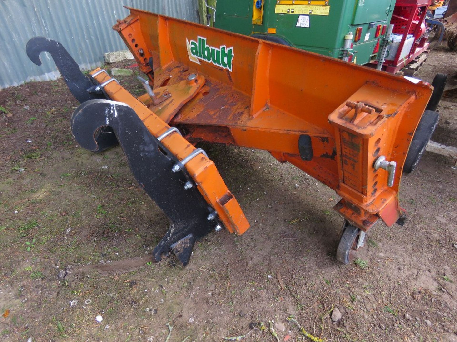 ALBUTT SNOW PLOUGH BLADE, 6FT WIDTH APPROX, APPEARS LITTLE USED. JCB MINI TELEHANDLER BRACKETS??.... - Image 3 of 6