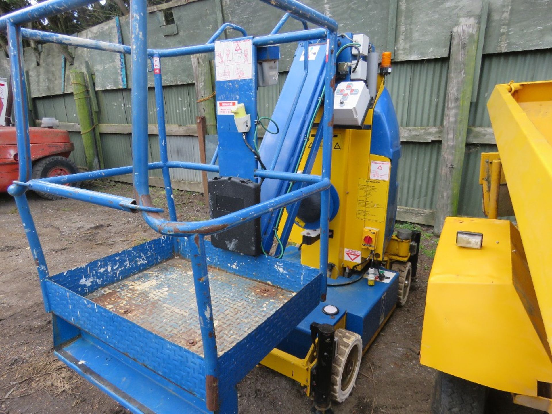 ABM ORION 1000 SELF PROPELLED 10 METRE MAST ACCESS LIFT UNIT WITH OUTRIGGERS YEAR 2001. SN:011006118 - Image 4 of 12