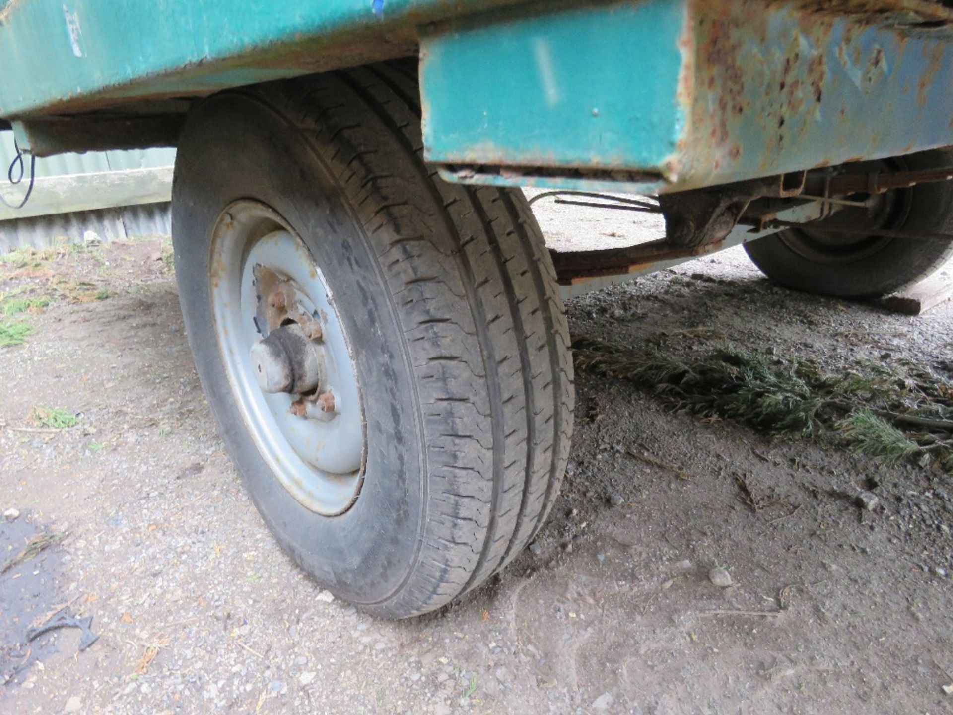 SINGLE AXLE TOWED WELFARE TRAILER 12FT LENGTH APPROX WITH CANTEEN AND TOILET. SUPPLIED WITH KEY. DIR - Image 2 of 15