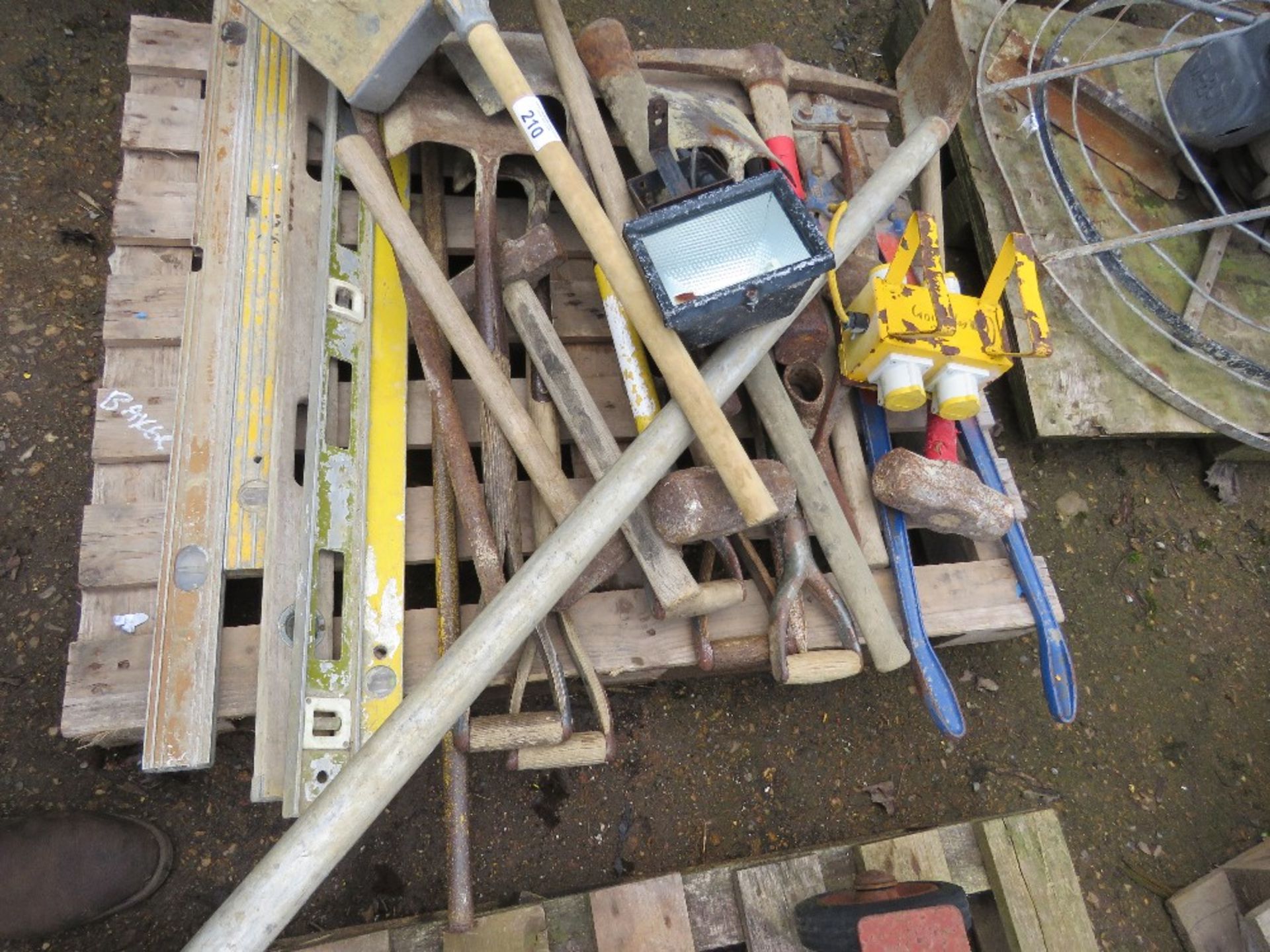 PALLET CONTAINING ASSORTED HAND TOOLS.....THIS LOT IS SOLD UNDER THE AUCTIONEERS MARGIN SCHEME, THER - Image 3 of 4