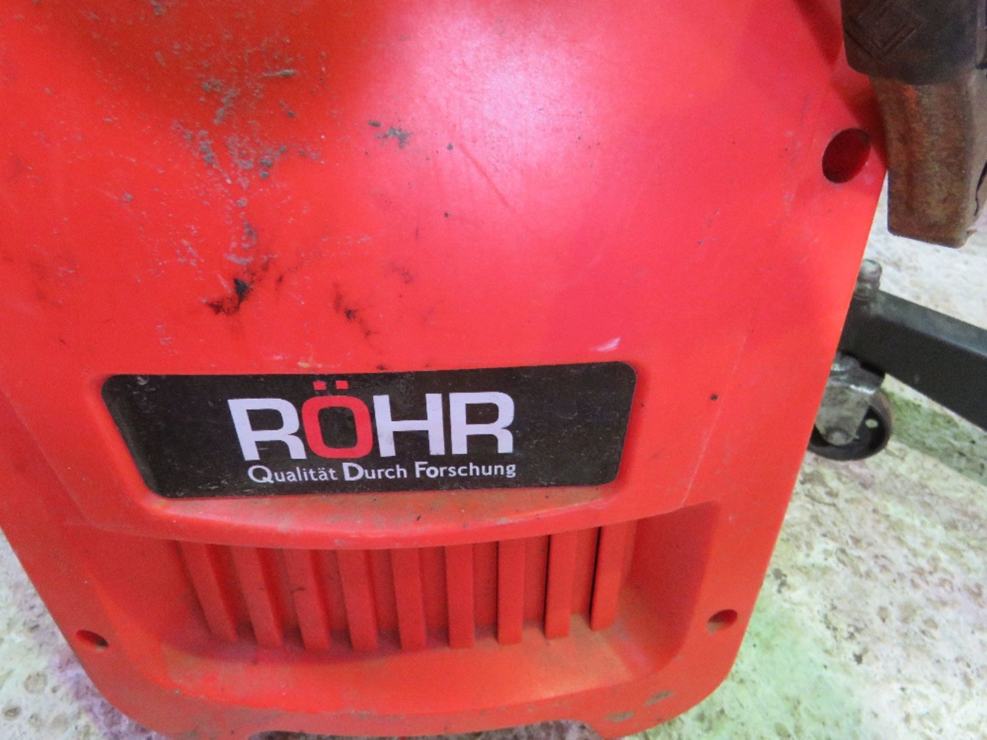 ROHR 12/24 VOLT BATTERY CHARGER PLUS A JUMP STARTER UNIT. SOURCED FROM GARAGE COMPANY LIQUIDATION. - Image 5 of 7