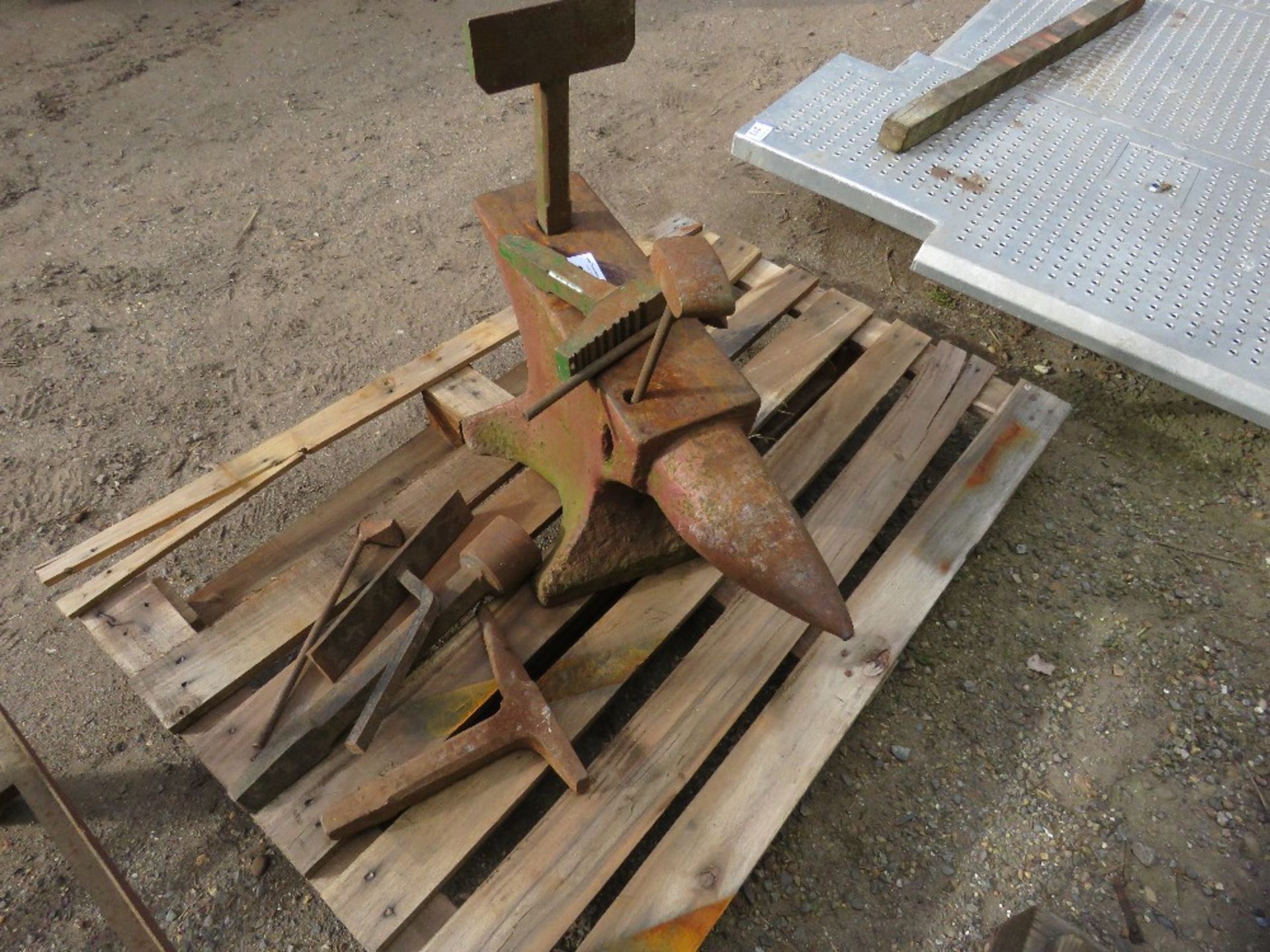 BLACKSMITH'S ANVIL, 70CM OVERALL LENGTH APPROX PLUS A RANGE OF TOOLING AS SHOWN.....THIS LOT IS SOLD