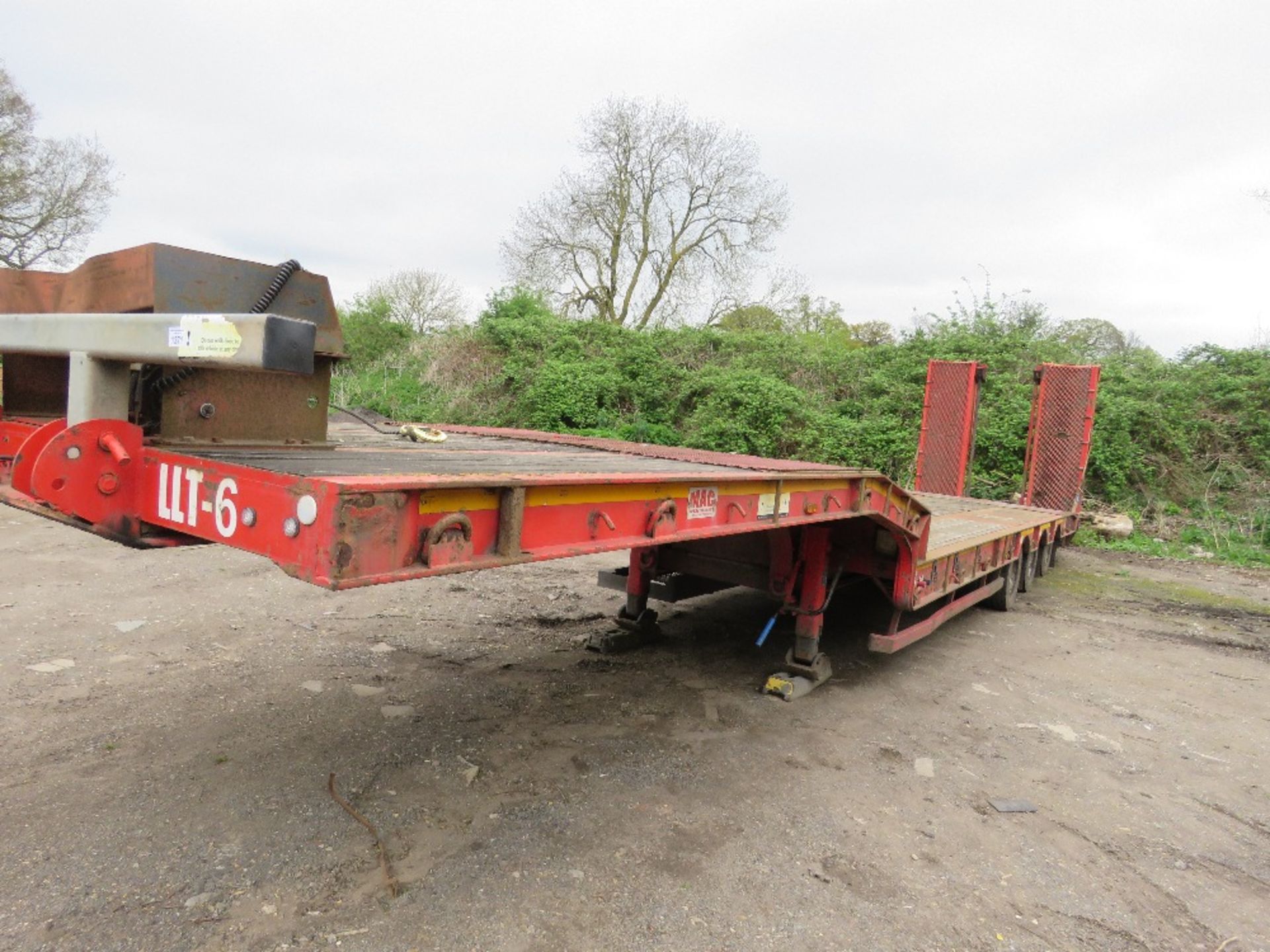 MAC S3-44 TRIAXLE LOW LOADER TRAILER WITH WINCH, YEAR 2015. TESTED UNTIL 30TH APRIL 2025. 13.6 OVERA