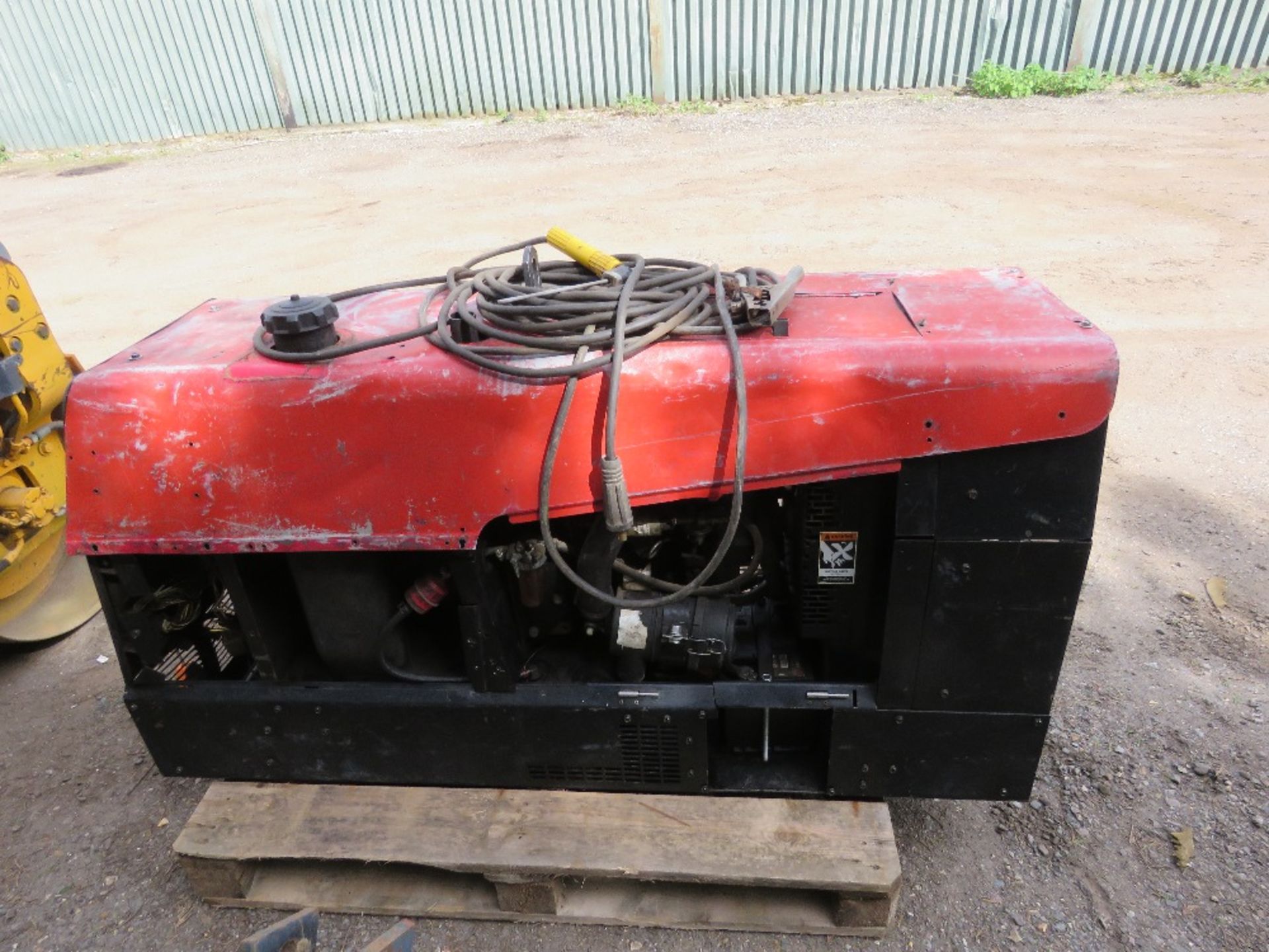 LINCOLN RANGER 305D DIESEL ENGINED WELDER GENERATOR SET WITH LEADS. SOURCED FROM COMPANY LIQUIDATION - Image 3 of 8