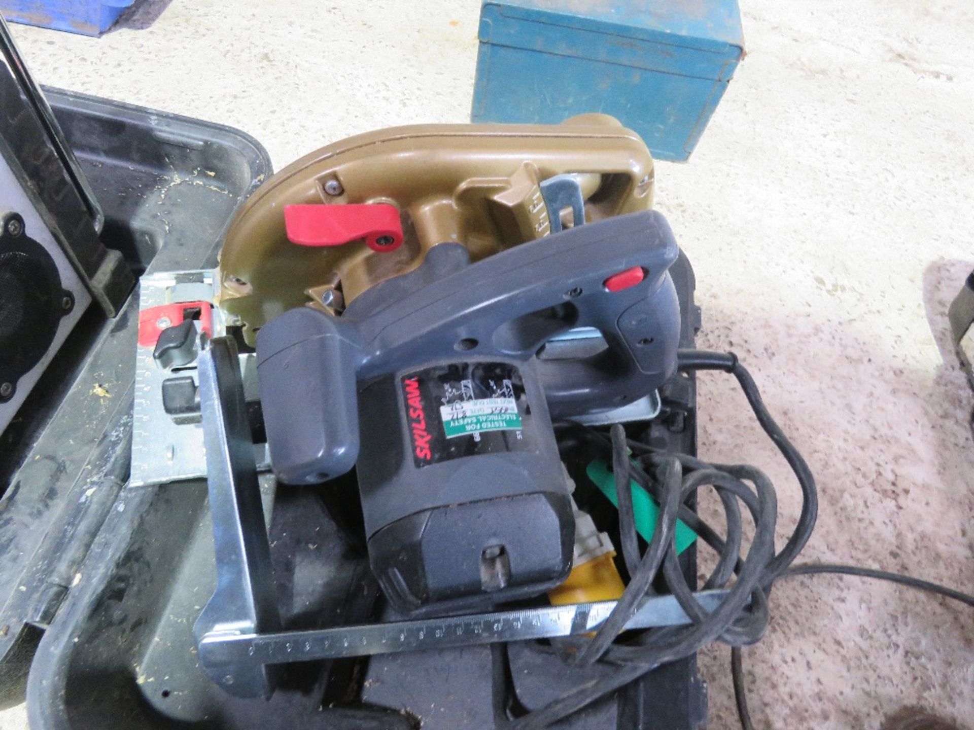 2 X CIRCULAR SAWS PLUS A MAKITA RADIO. - Bild 4 aus 5