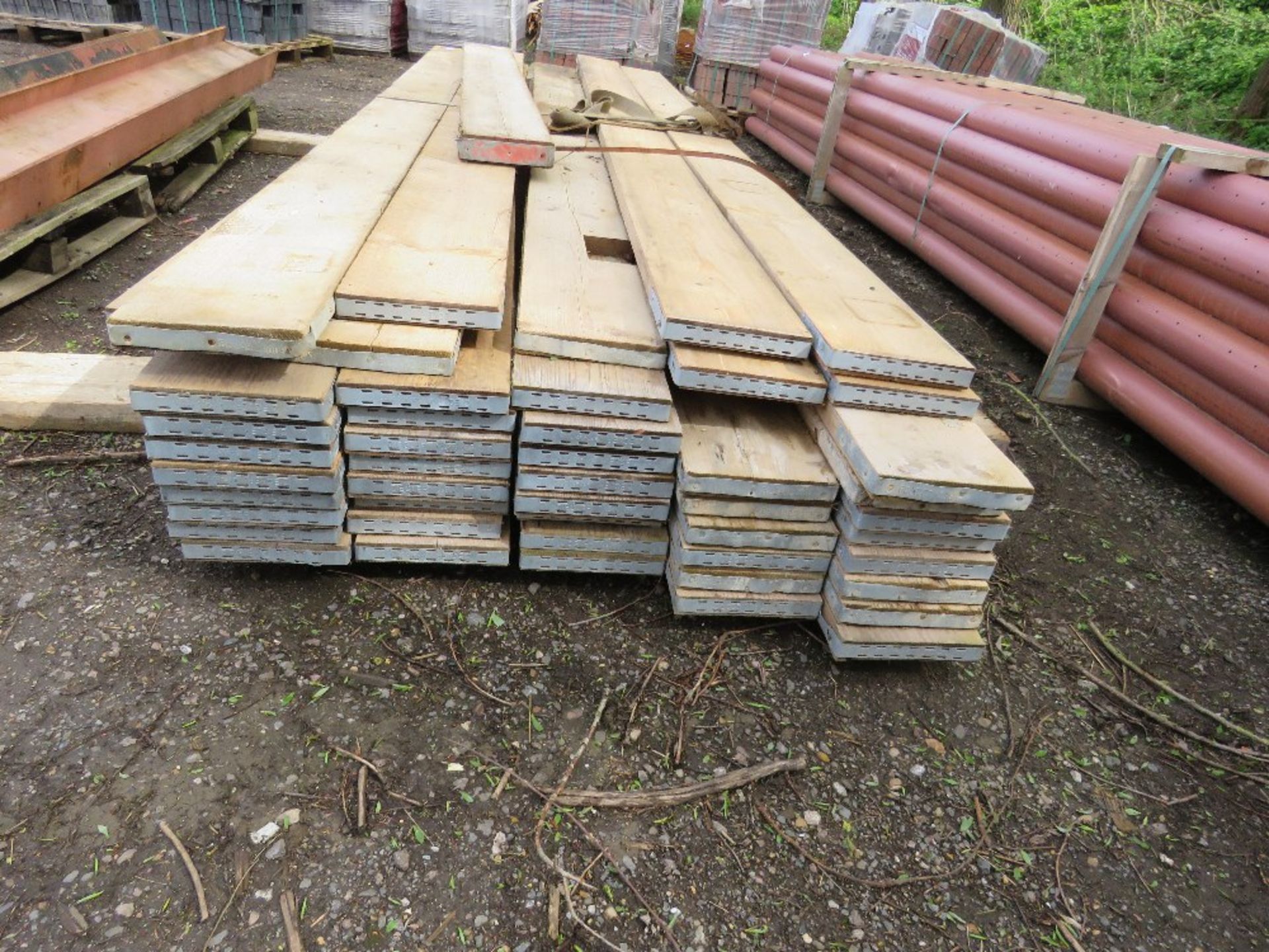 STACK OF SCAFFOLD BOARDS, MOST BEING 13FT LENGTH APPROX. SOURCED FROM COMPANY LIQUIDATION. - Image 4 of 5