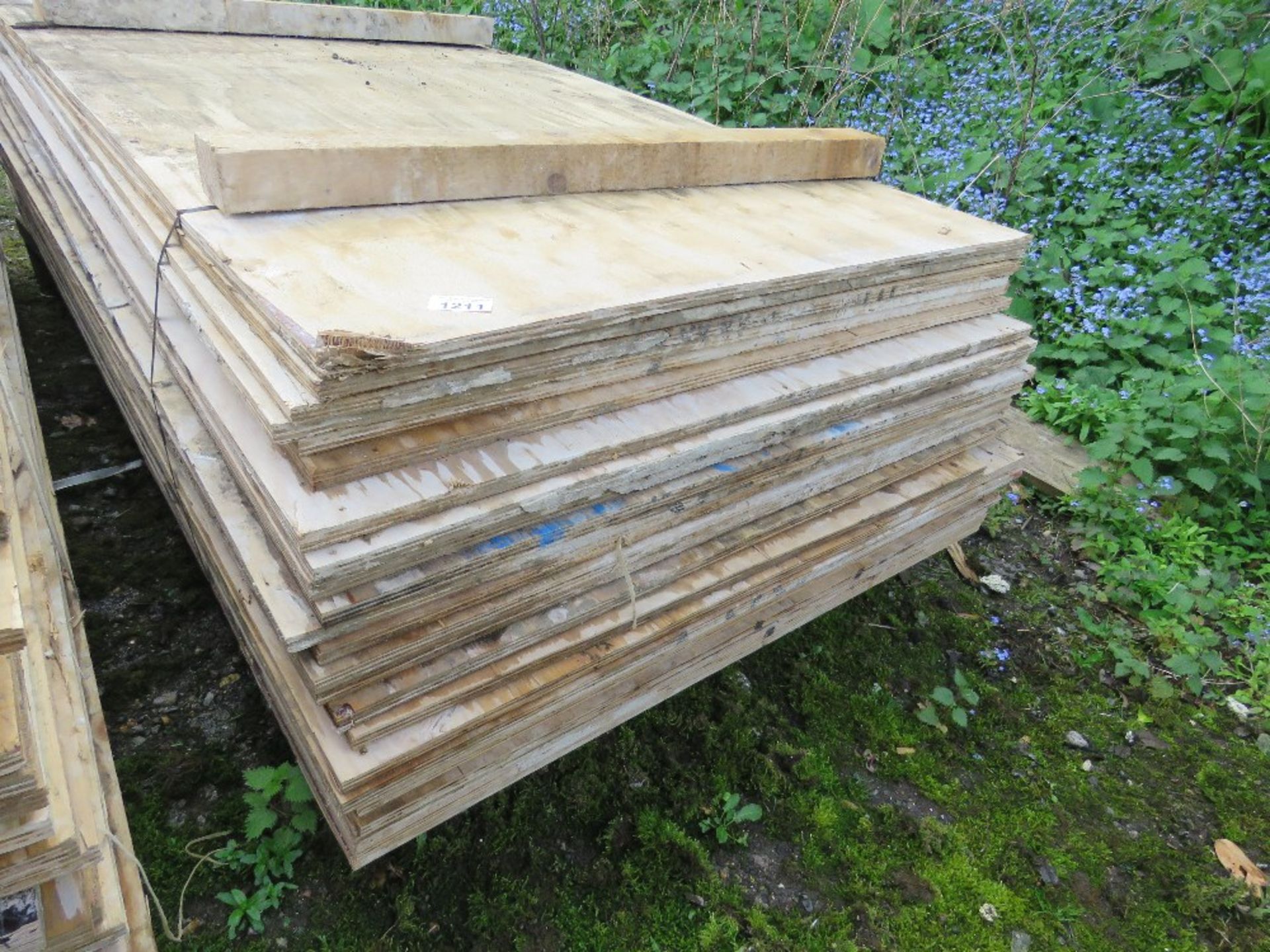 STACK OF APPROXIMATELY 25NO PRE USED PLYWOOD SHEETS, ASSORTED SIZES, FULL AND PART SHEETS. SOURCED F - Image 3 of 4