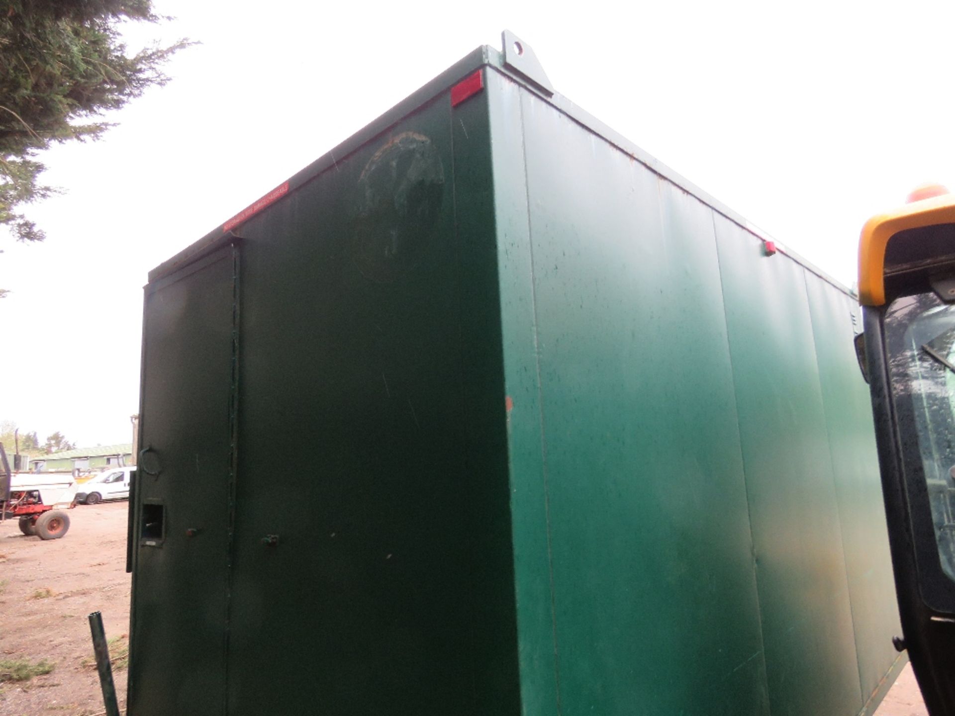 SINGLE AXLE TOWED WELFARE TRAILER 12FT LENGTH APPROX WITH CANTEEN AND TOILET. SUPPLIED WITH KEY. DIR - Image 15 of 15