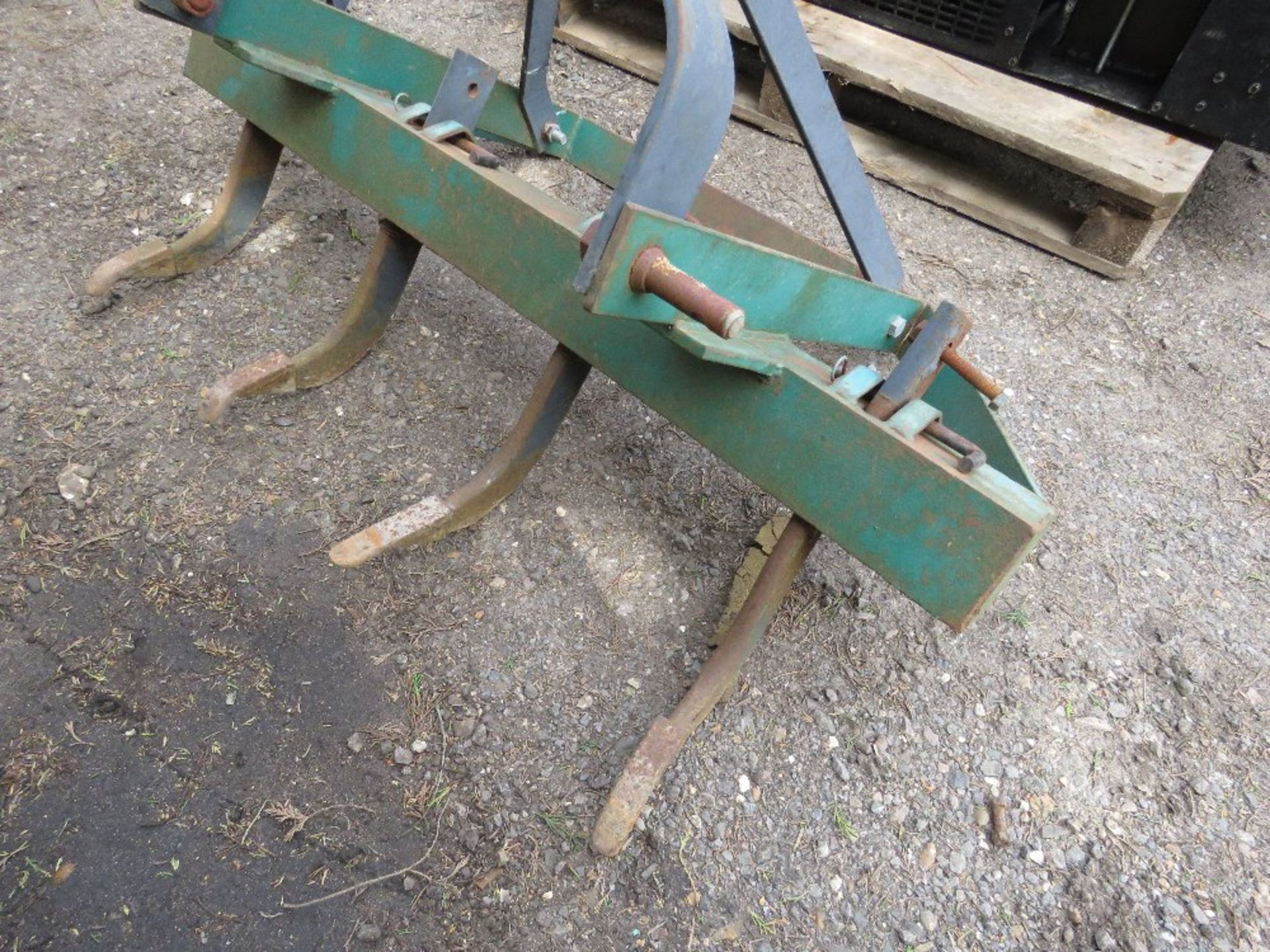 HEAVY DUTY 4 TINE RIPPER ATTACHMENT FOR SMALL TRACTOR, 4FT OVERALL WIDTH APPROX. 6NO PALLETS OF IBST - Image 3 of 3
