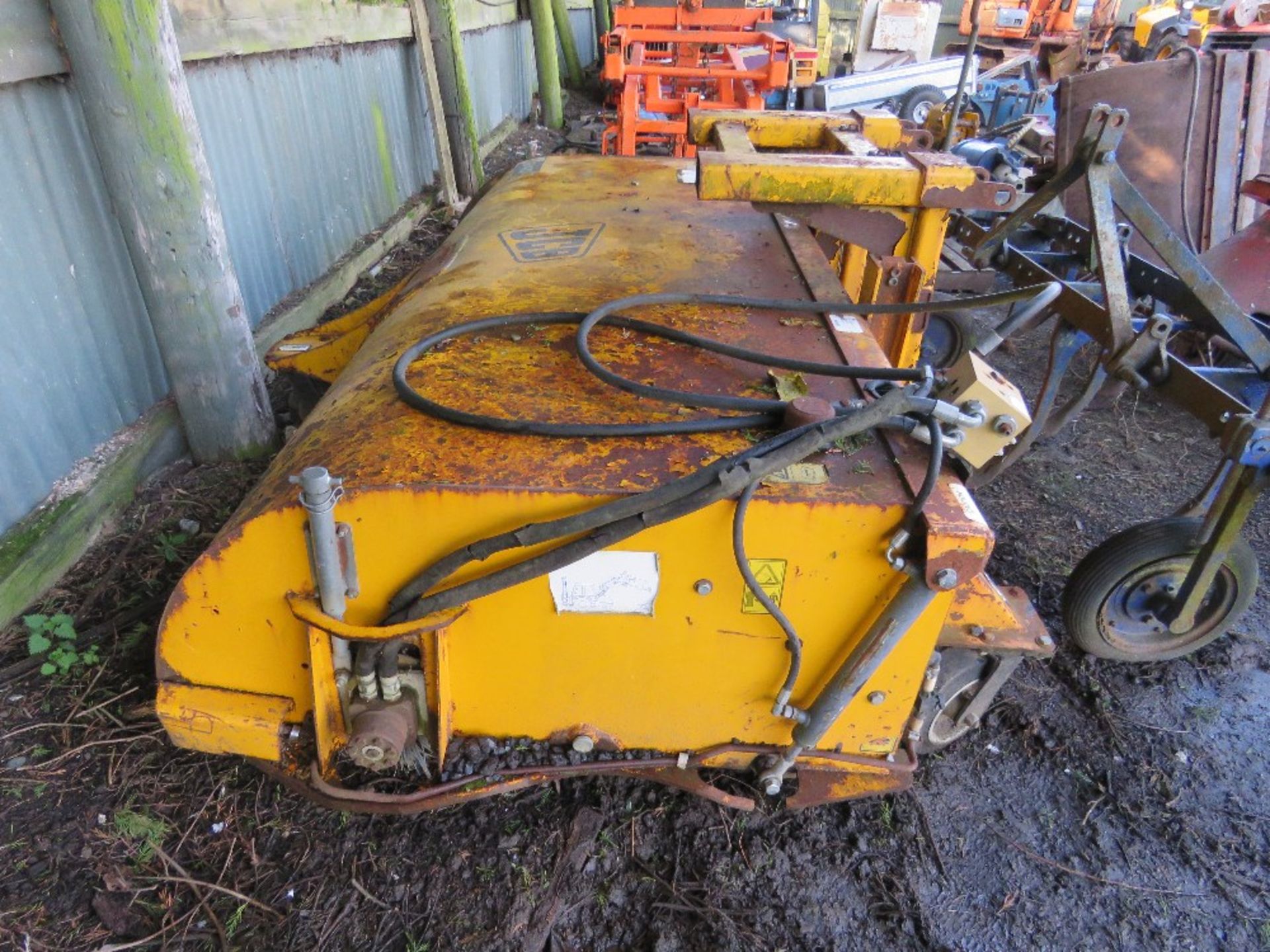 JCB240 HYDRAULIC DRIVEN FORKLIFT MOUNTED BRUSH WITH COLLECTOR BOX. 8FT WIDE APPROX. - Image 2 of 7