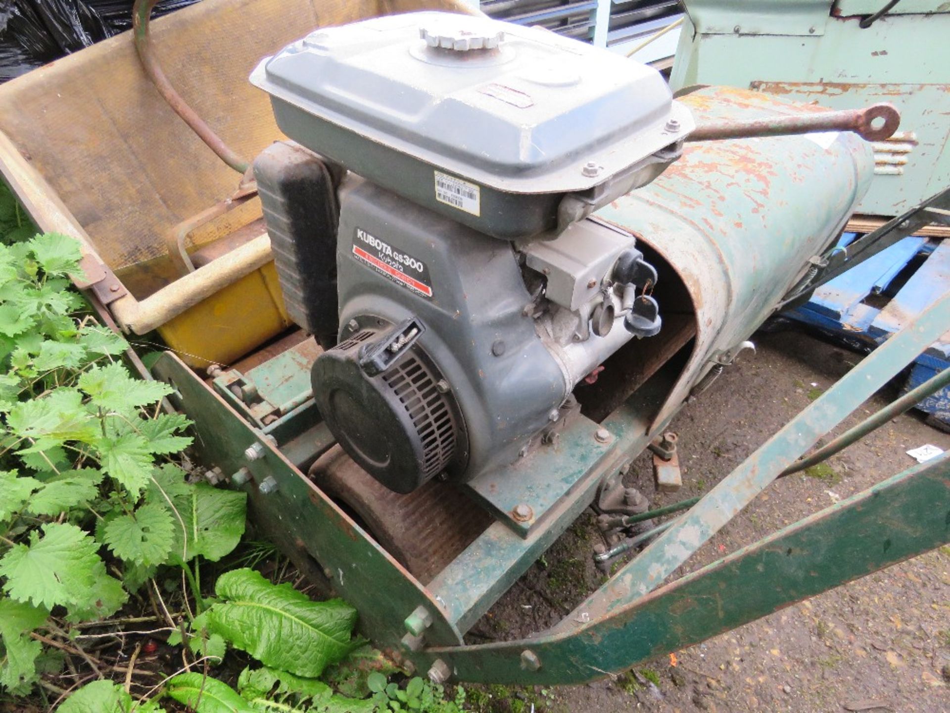 LARGE CYLINDER MOWER WITH SEAT AND COLLECTOR. KUBOTA GS300 ENGINE FITTED. - Image 5 of 7