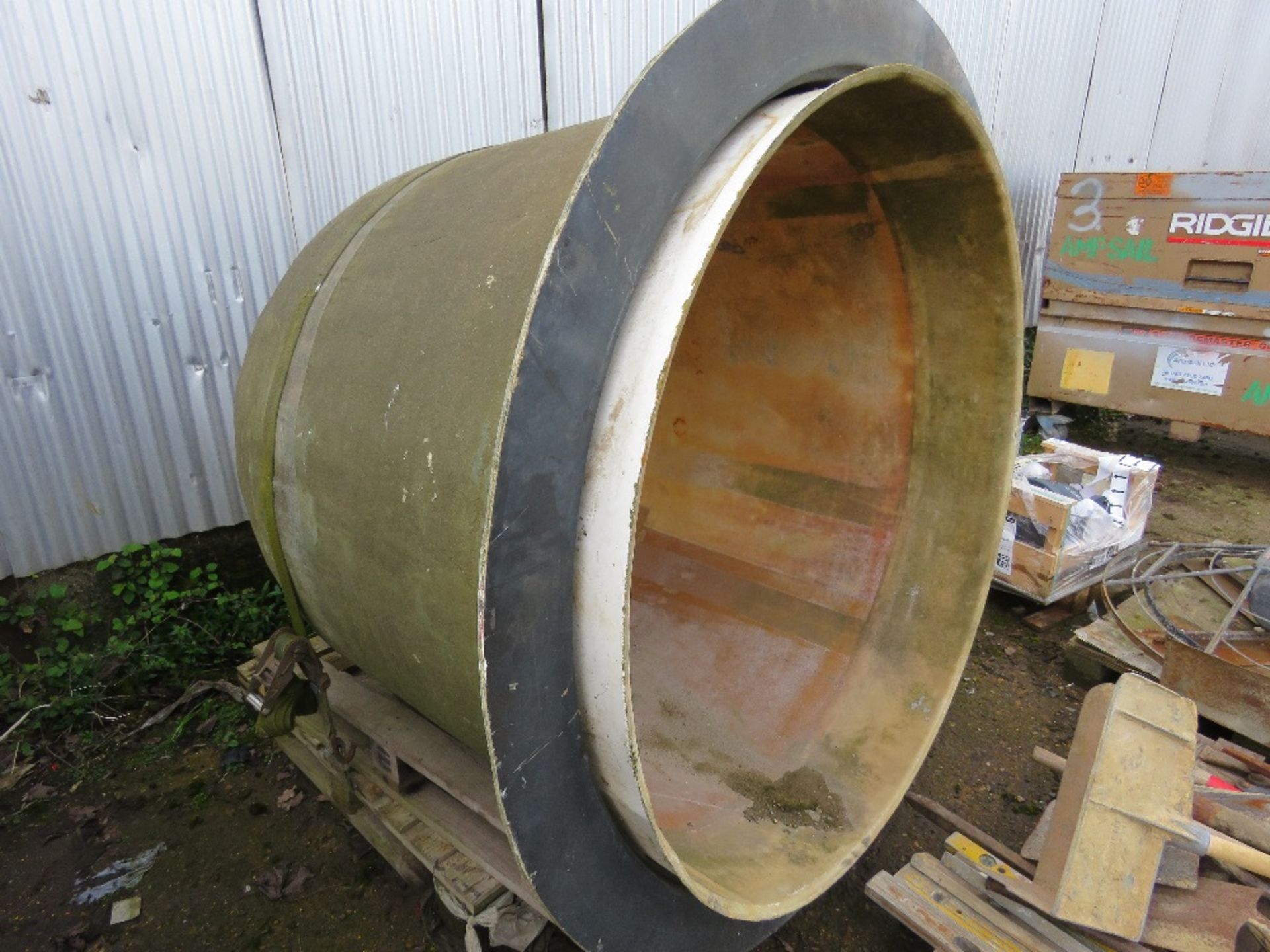 LARGE GRP MOLD ON THE SHAPE OF A BELL.