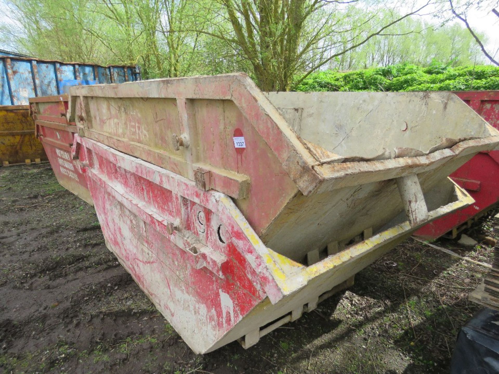 2NO CHAIN LIFT WASTE SKIPS, 8 YARD CAPACITY APPROX. SOURCED FROM COMPANY LIQUIDATION.