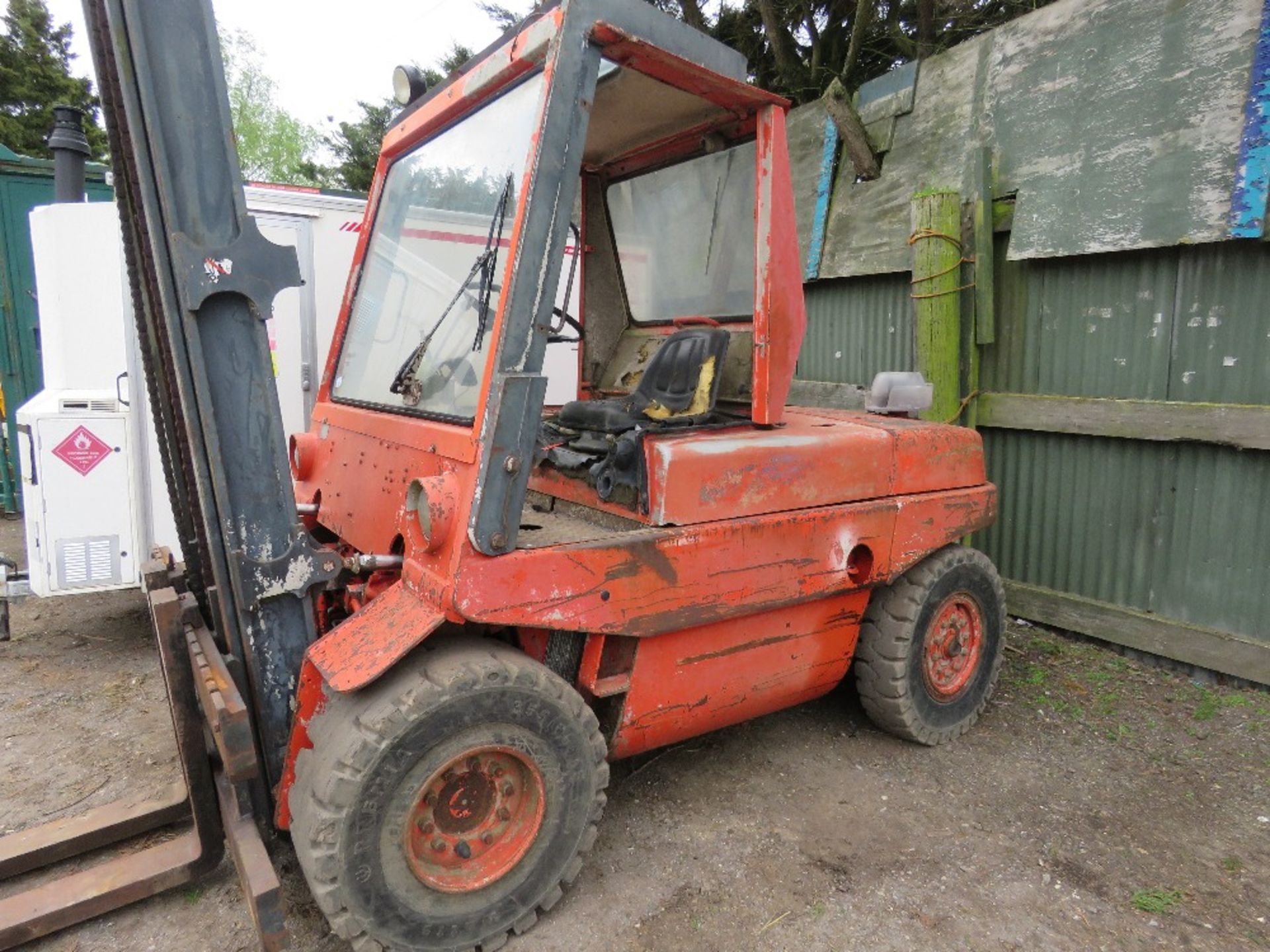 LINDE 6 TONNE DIESEL ENGINED FORKLIFT TRUCK WITH 7FT TINES FITTED. WHEN TESTED WAS SEEN TO RUN, DRIV