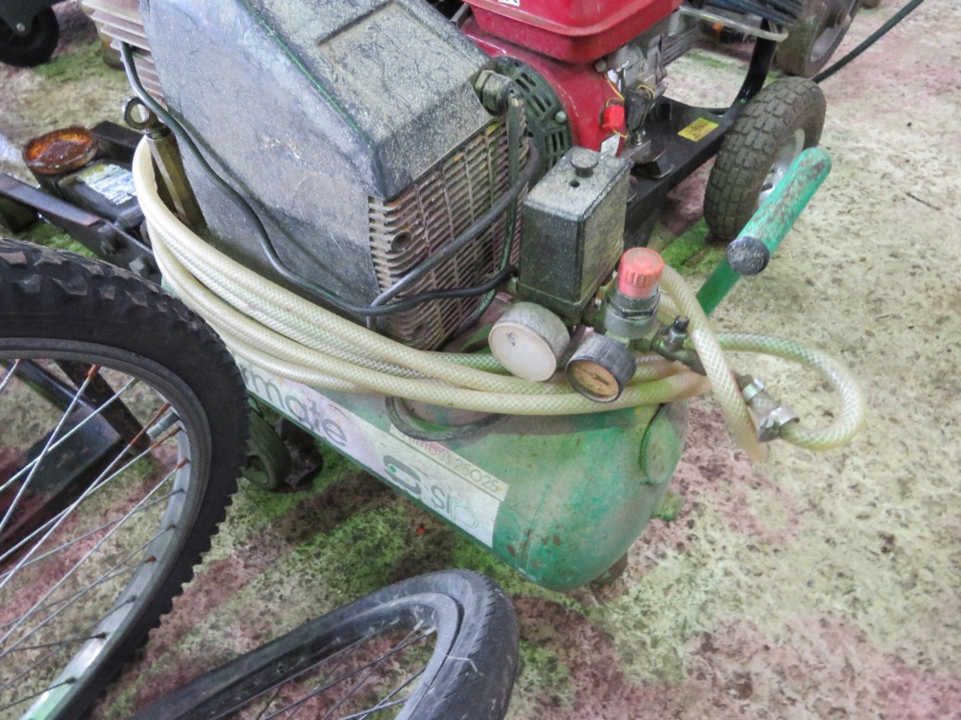 SMALL 240VOLT AIR COMPRESSOR.....THIS LOT IS SOLD UNDER THE AUCTIONEERS MARGIN SCHEME, THEREFORE NO - Image 2 of 3