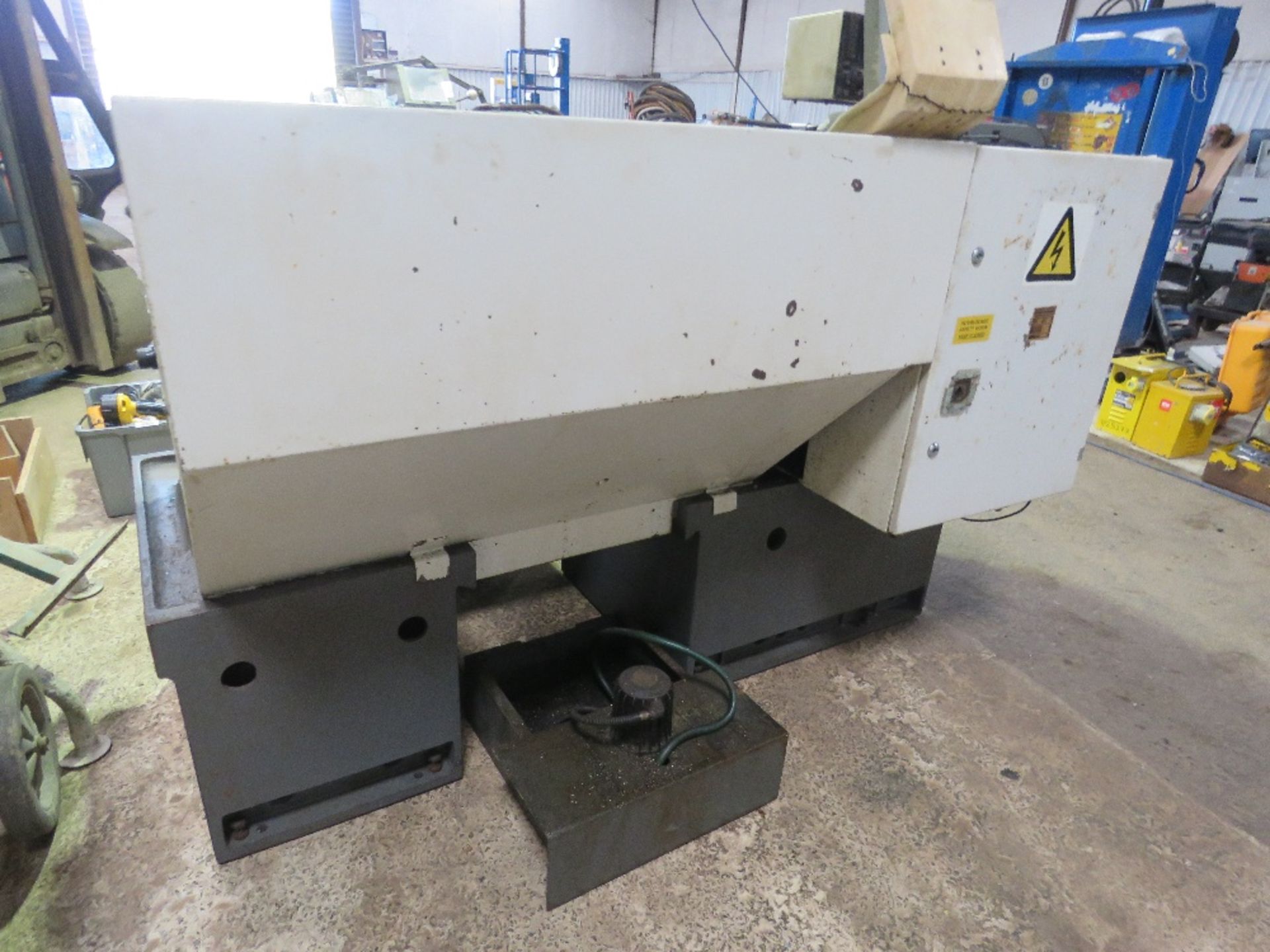 COLCHESTER TRIUMPH 2500 METAL WORKING LATHE, 3 PHASE POWERED. - Image 9 of 9