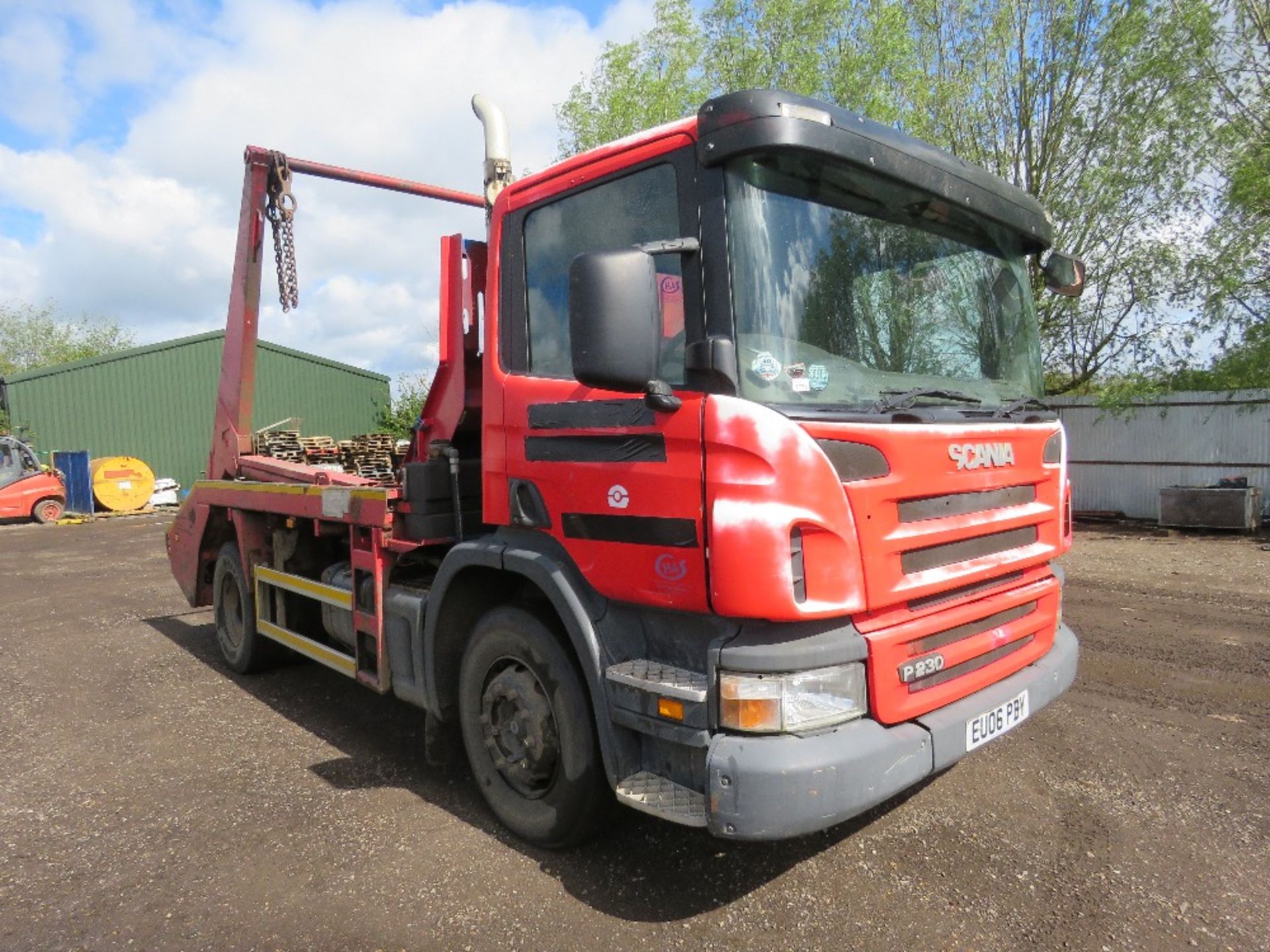 SCANIA P230 4X2 CHAIN LIFT SKIP LORRY YEAR 2006. MANUAL GEARBOX. 18 TONNE RATED,
