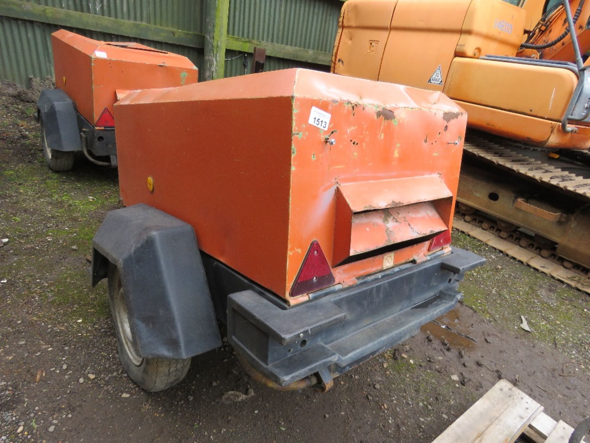 INGERSOLL RAND 720 TOWED ROAD COMPRESSOR. KUBOTA ENGINE. BEEN IN LONG TERM STORAGE, UNTESTED, CONDIT - Image 4 of 9