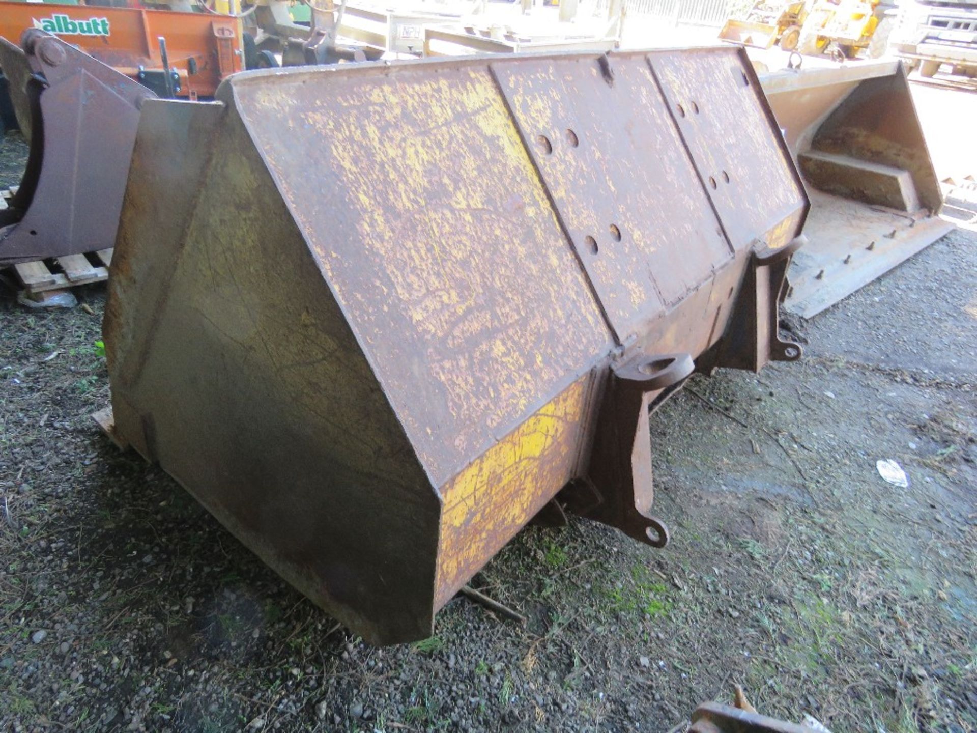 LARGE LOADING SHOVEL BUCKET, 8FT WIDTH APPROX, CONE AND PIN TYPE BRACKETS FITTED. - Image 4 of 5