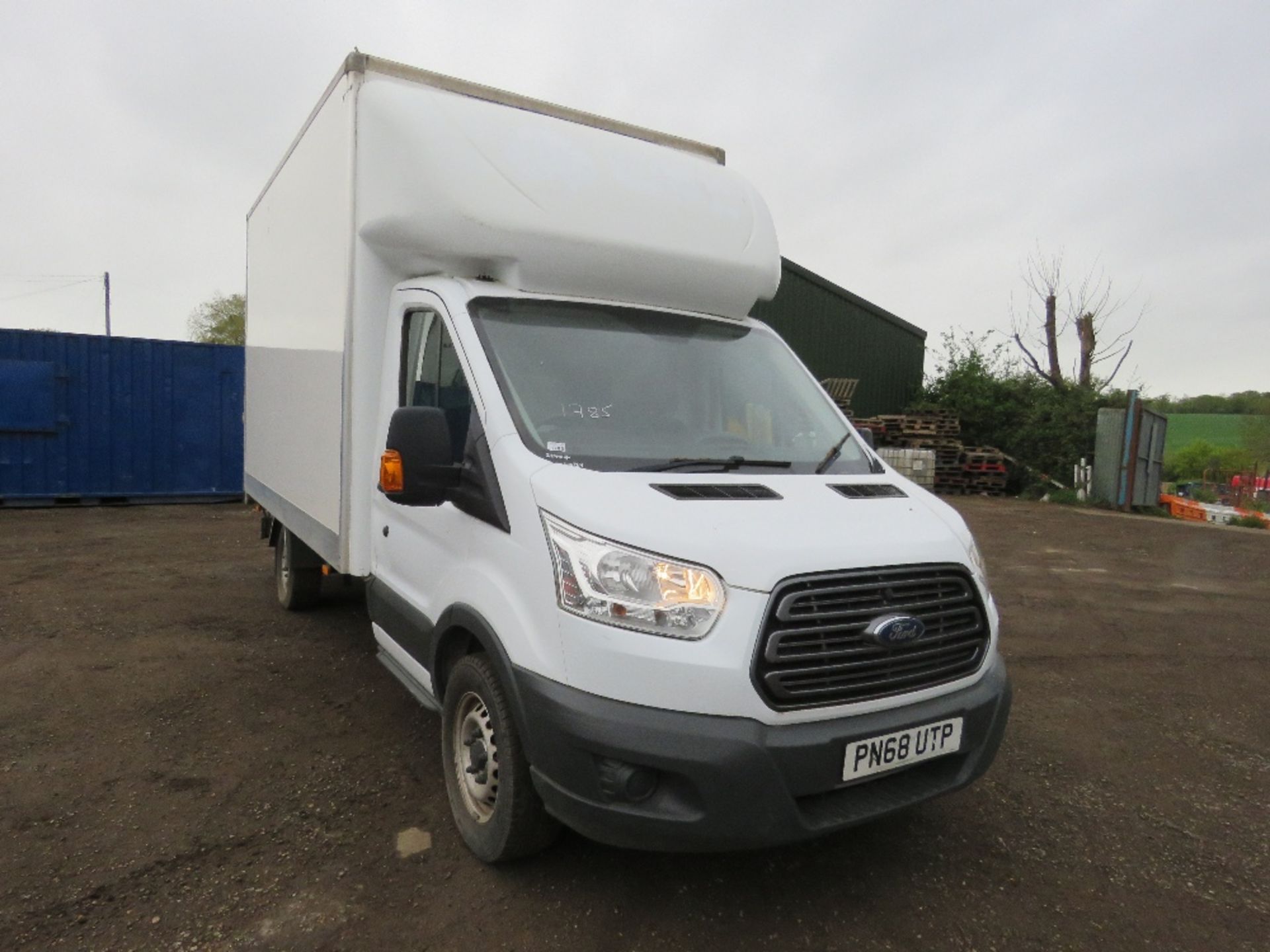 FORD TRANSIT 350 LUTON BOX VAN WITH TAIL LIFT. REG:PN68 UTP. WITH MOT UNTIL 31/10/24. V5 DOCUMENT,