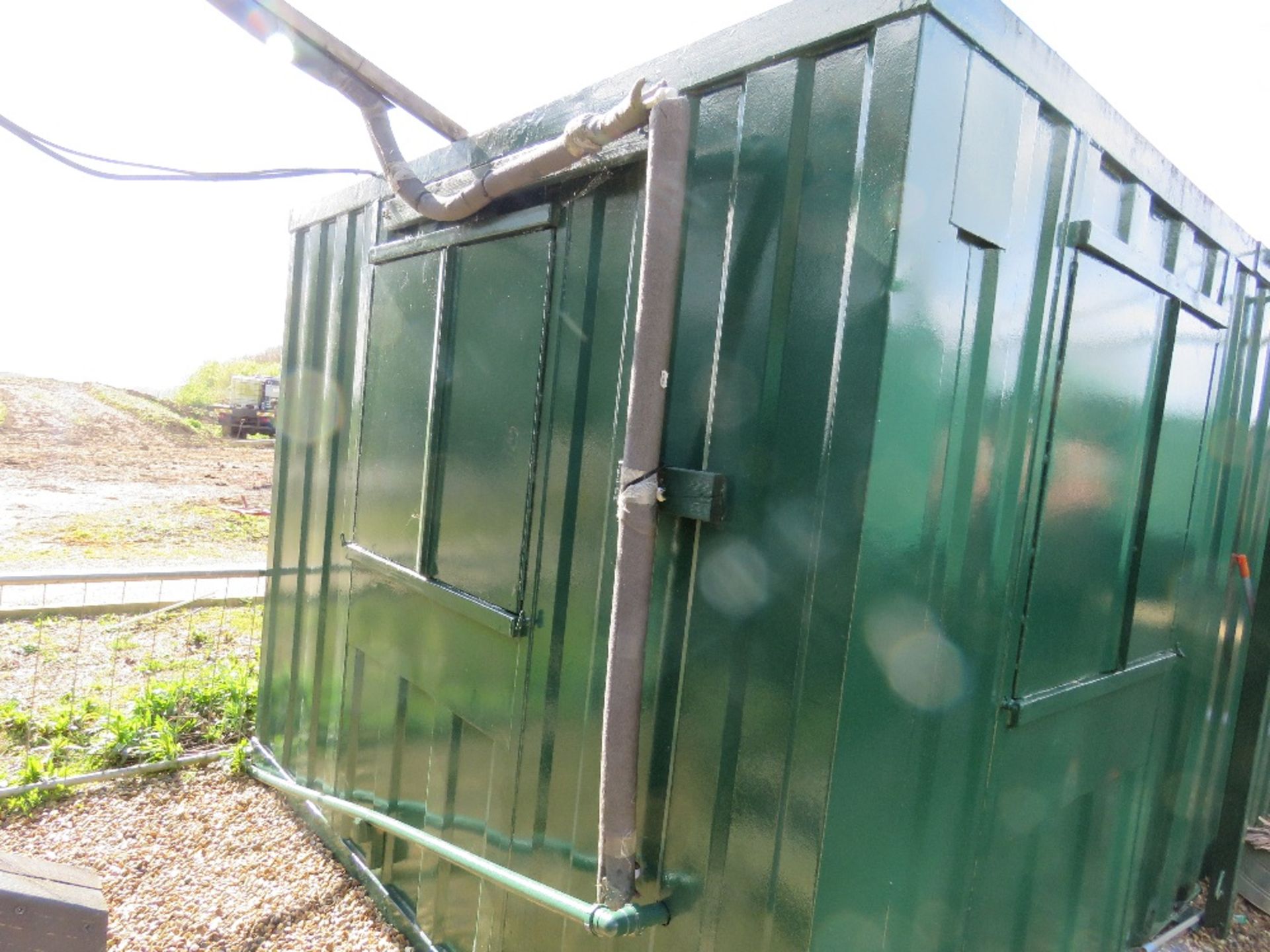 PORTABLE SITE OFFICE 32FT X 10FT APPROX WITH SMALL KITCHEN AREA AT ONE END. 60/40 SPLIT APPROX AS SH - Image 3 of 8