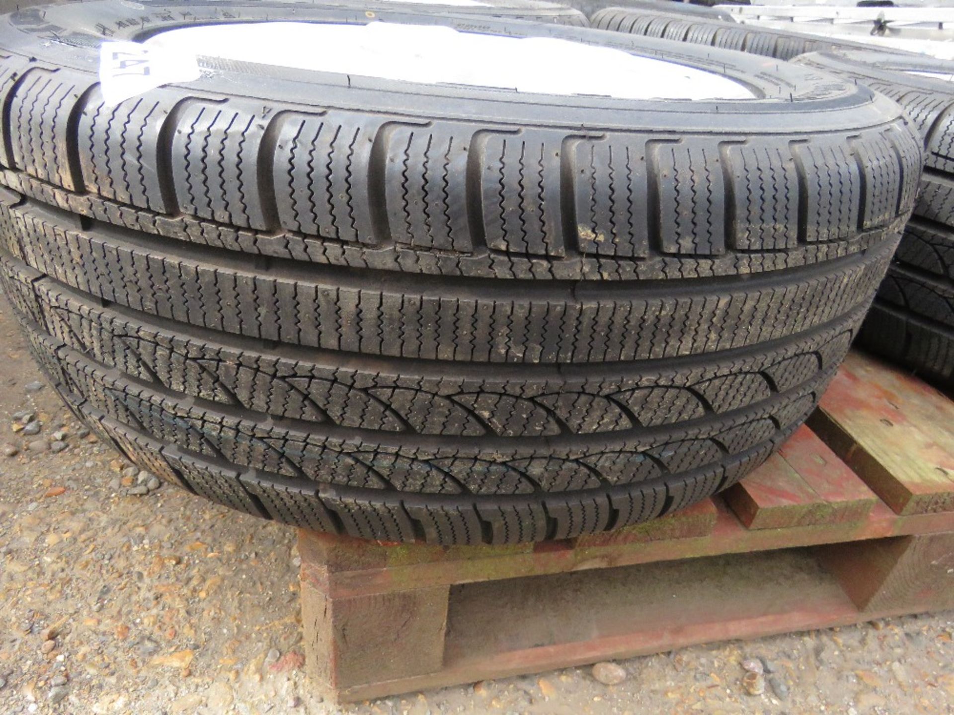SET OF VW 235/55R17 SNOW TYRES ON ALLOY RIMS. - Image 2 of 5