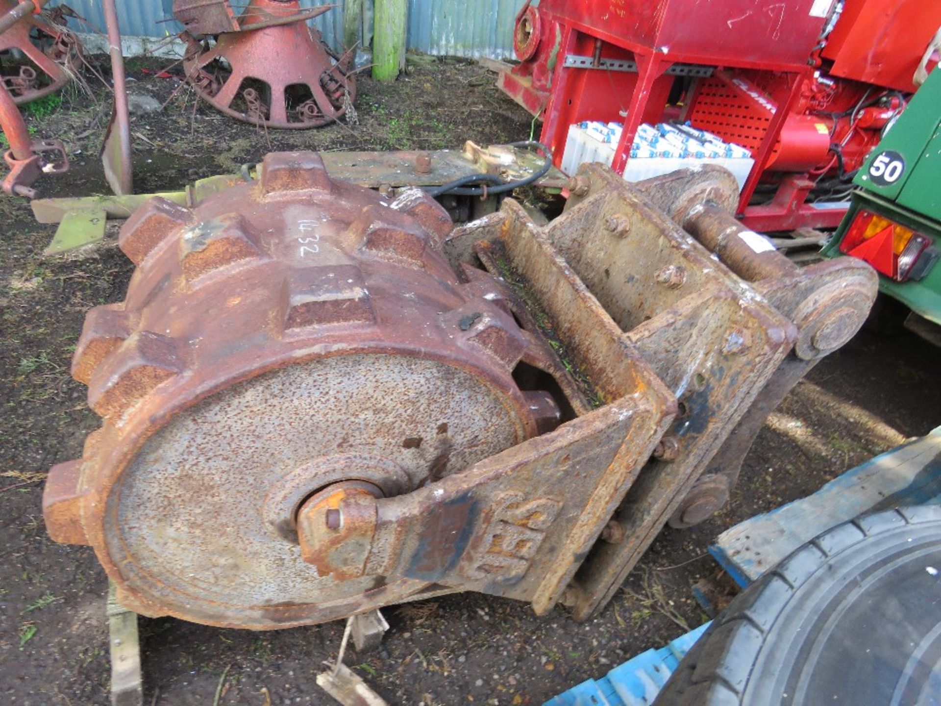 SEC EXCAVATOR MOUNTED SHEEPS FOOT COMPACTOR ROLLER ON 80MM PINS. - Image 3 of 4