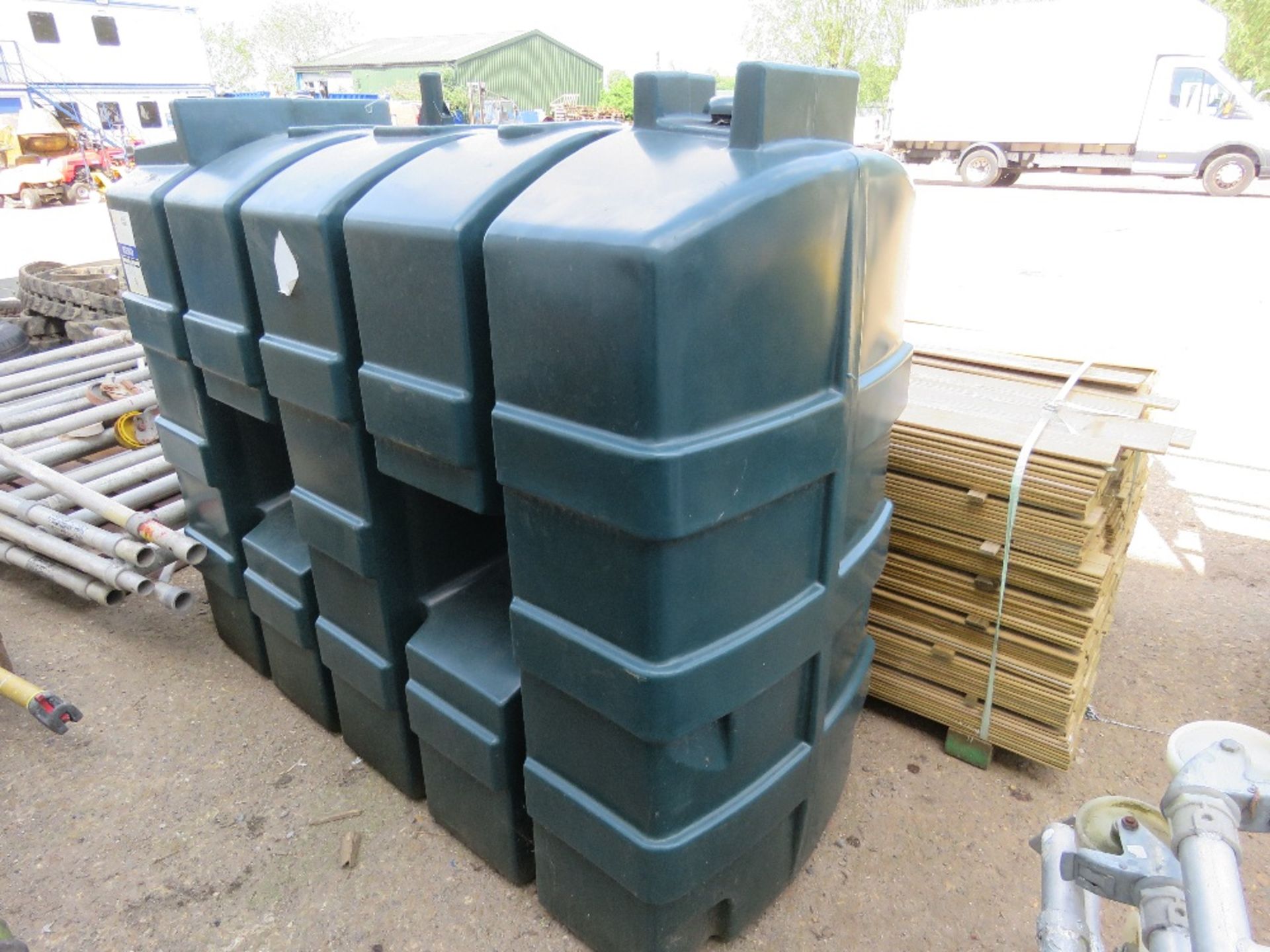 NARROW WIDTH PLASTIC DIESEL TANK.1225 LITRE CAPACITY....THIS LOT IS SOLD UNDER THE AUCTIONEERS MARGI - Image 2 of 5
