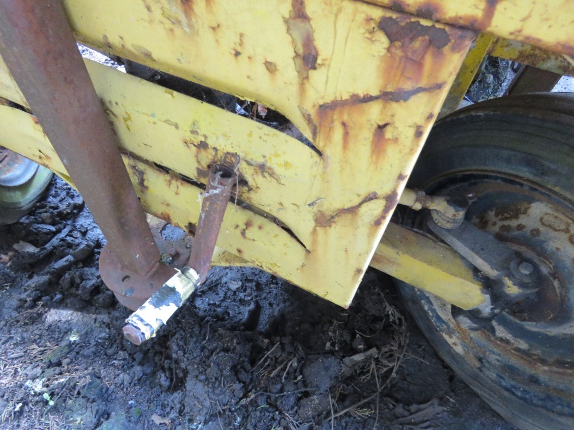 DIESEL ENGINED 2WD DUMPER. UNTESTED, CONDITION UNKNOWN.....THIS LOT IS SOLD UNDER THE AUCTIONEERS MA - Image 5 of 8