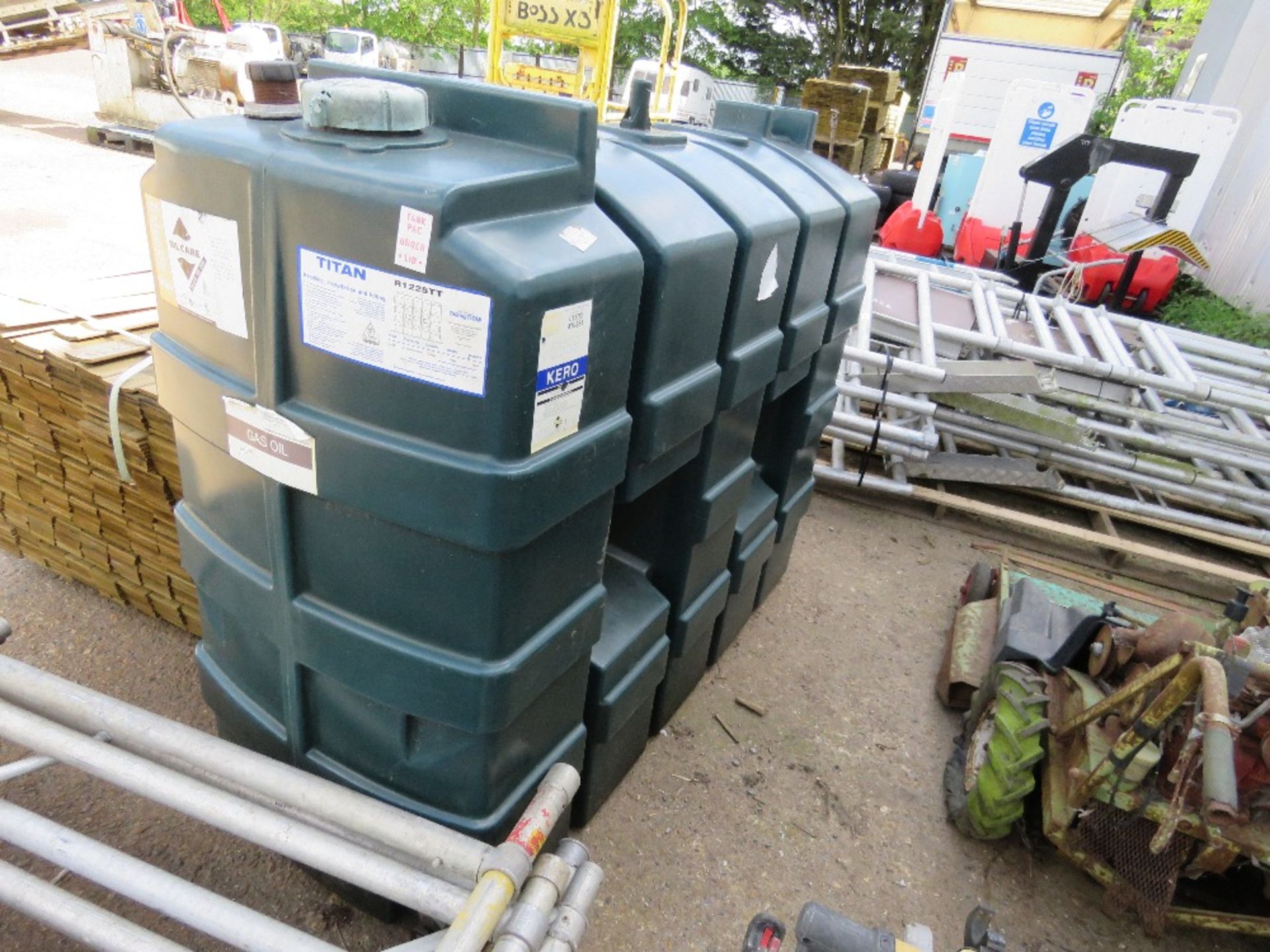 NARROW WIDTH PLASTIC DIESEL TANK.1225 LITRE CAPACITY....THIS LOT IS SOLD UNDER THE AUCTIONEERS MARGI