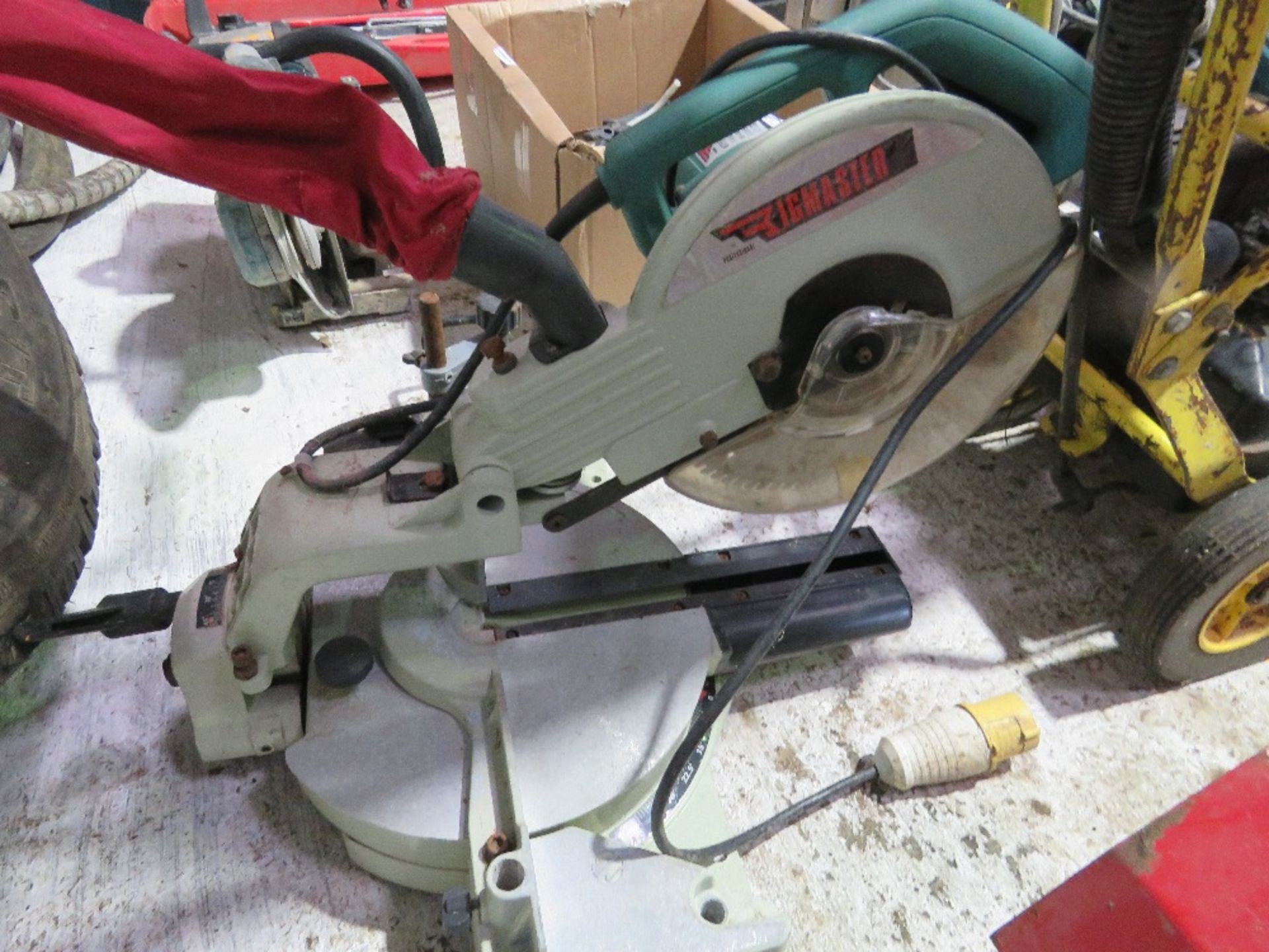 MITRE SAW 110VOLT POWERED.OWNER MOVING HOUSE.....THIS LOT IS SOLD UNDER THE AUCTIONEERS MARGIN SCHEM - Image 4 of 4