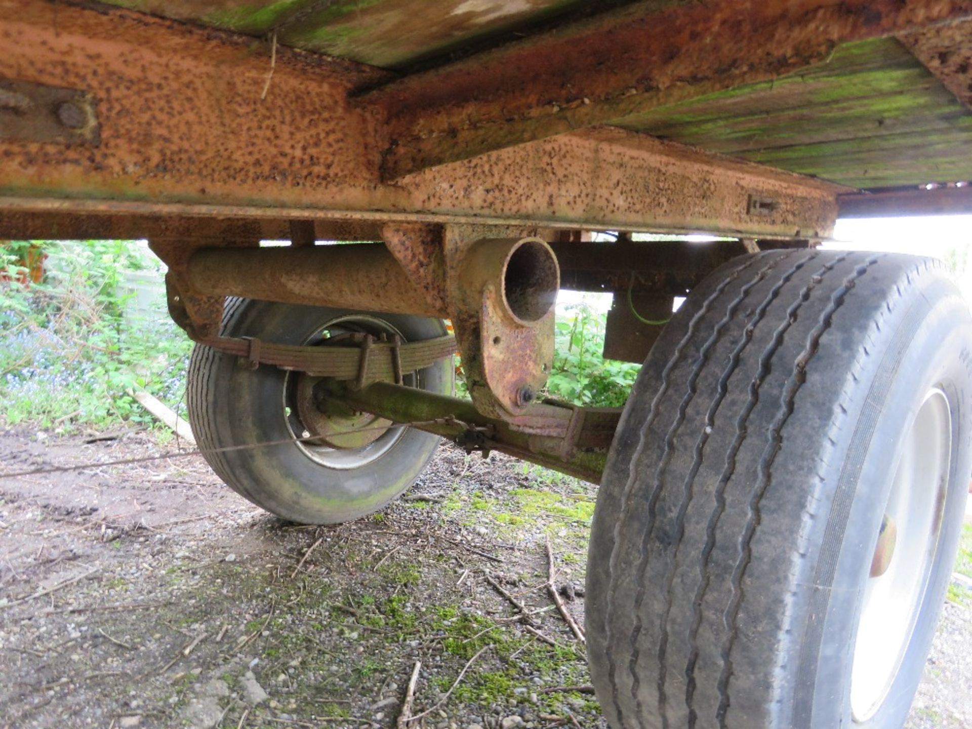 SINGLE AXLED FLAT BED BALE TRAILER, 20FT X 8FT BED APPROX ON SUPER SINGLE WHEELS.....THIS LOT IS SOL - Image 7 of 8