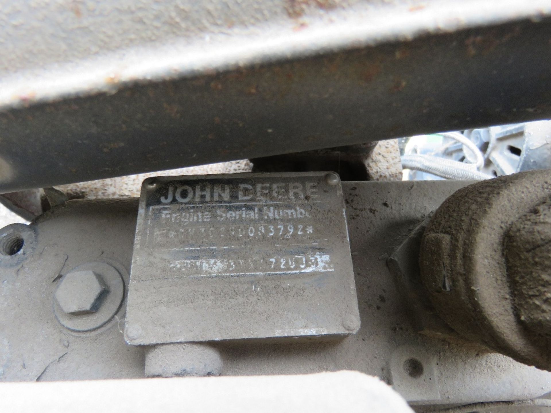 JOHN DEERE 455 2WD RIDE ON MOWER, YEAR 1998 BUILD. 2574 REC HOURS. HYDRASTATIC DRIVE - Image 7 of 9