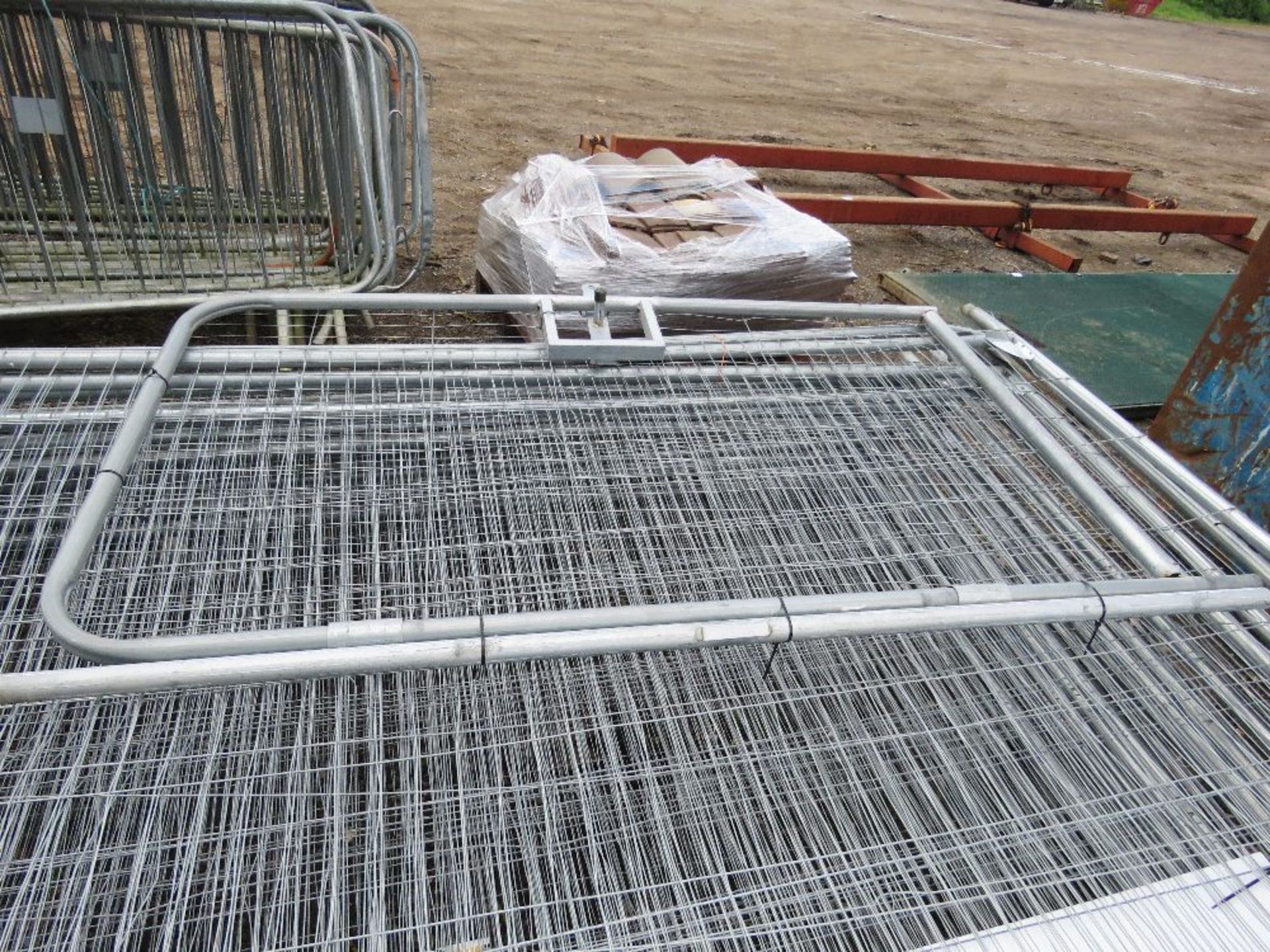 STACK OF 20NO HERAS TYPE TEMPORARY SITE FENCE PANELS WITH A PALLET OF FEET. - Image 7 of 7