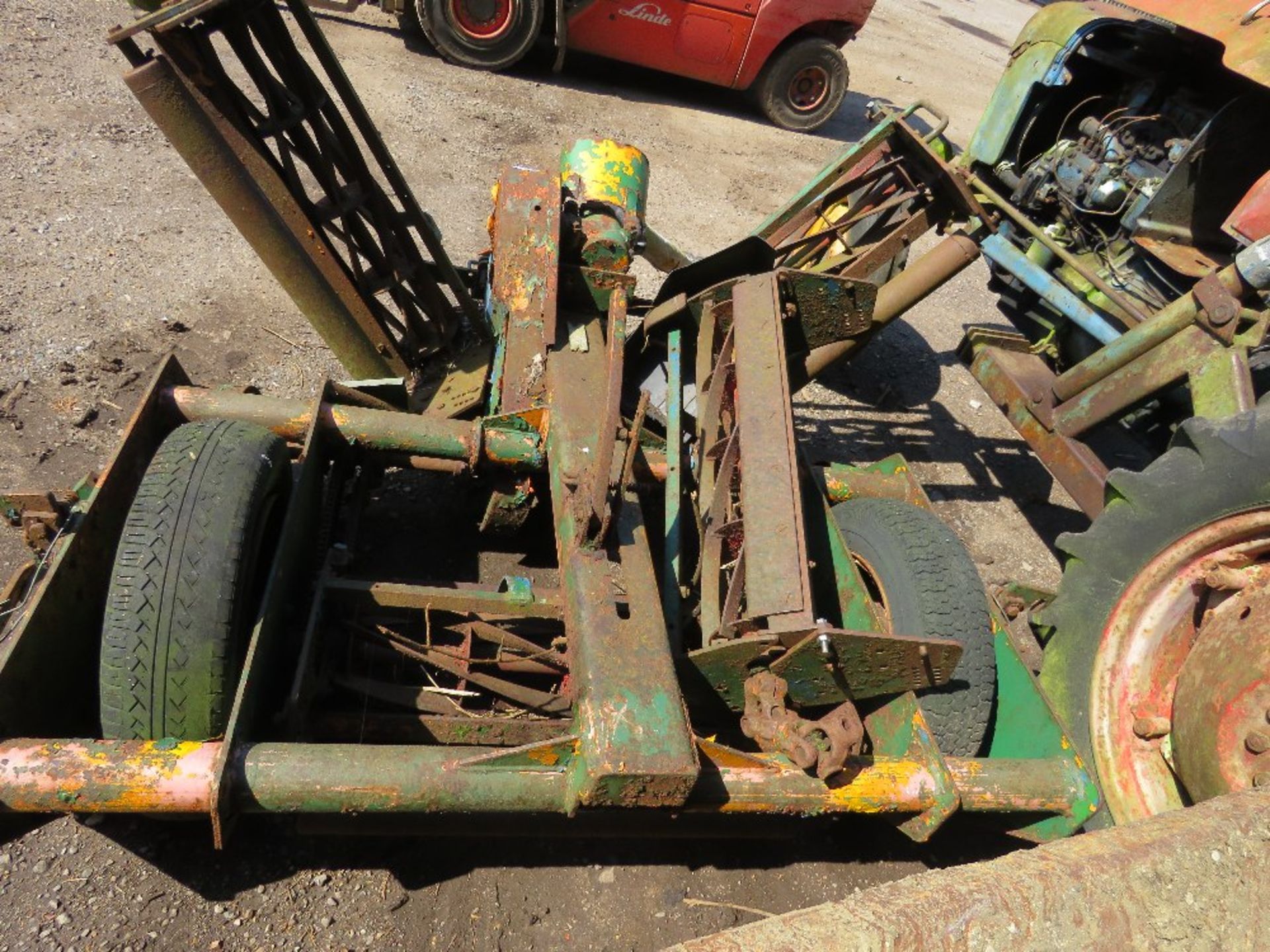 PTO DRIVEN TOWED GANGMOWER SET.....THIS LOT IS SOLD UNDER THE AUCTIONEERS MARGIN SCHEME, THEREFORE N - Image 5 of 5