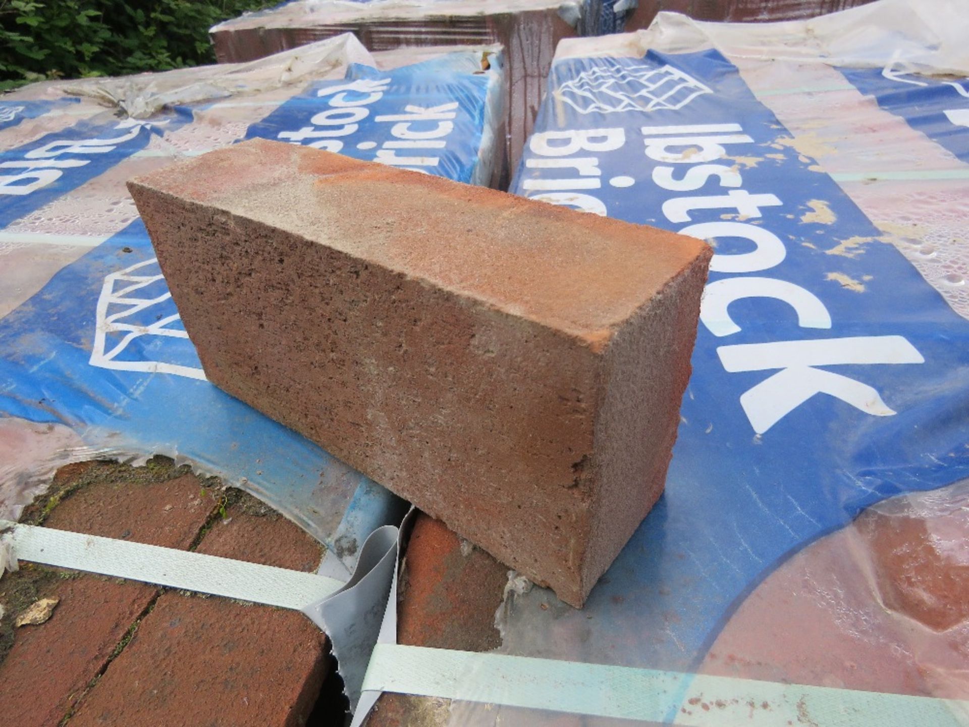 2NO PALLETS OF IBSTOCK LEICESTER AUTUMN MULTI RED BRICKS. 480NO IN EACH PACK APPROX. SURPLUS TO REQU - Image 5 of 5