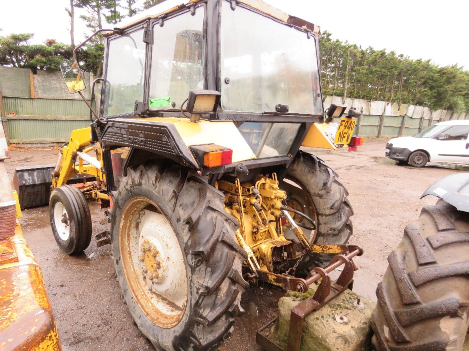 FORD 2WD TRACTOR WITH FOREND LOADER. REG:F940 WFW (LOG BOOK TO APPLY FOR). COMES WITH BUCKET, PALLET - Image 12 of 17