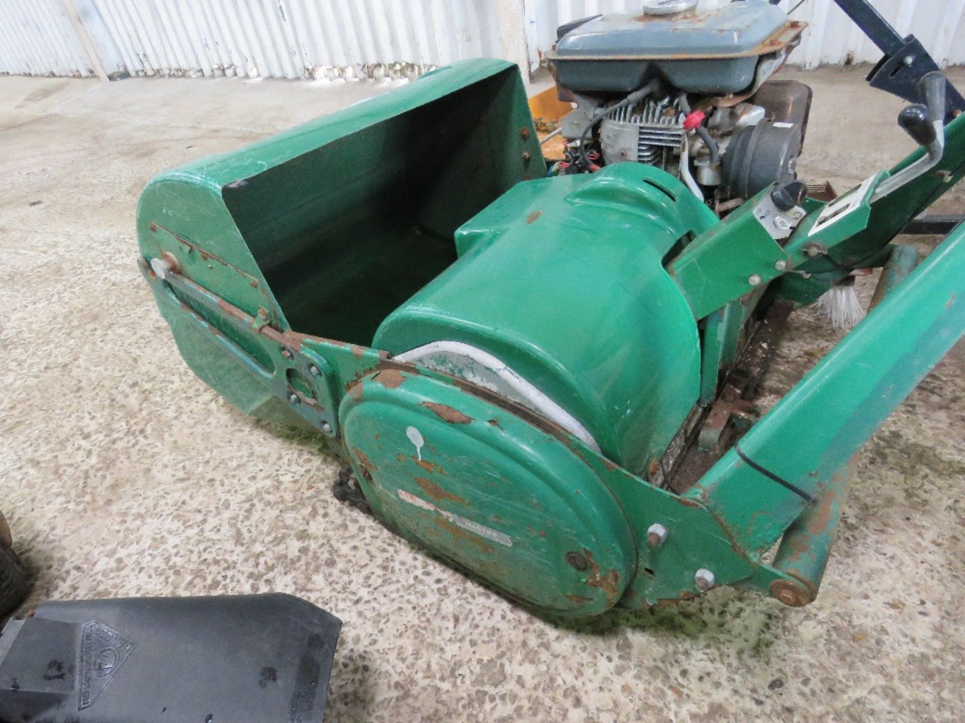 RANSOMES PROFESSIONAL CYLINDER MOWER WITH BOX. KUBOTA ELECTRIC START PETROL ENGINE DIRECT FROM SPORT - Image 8 of 8