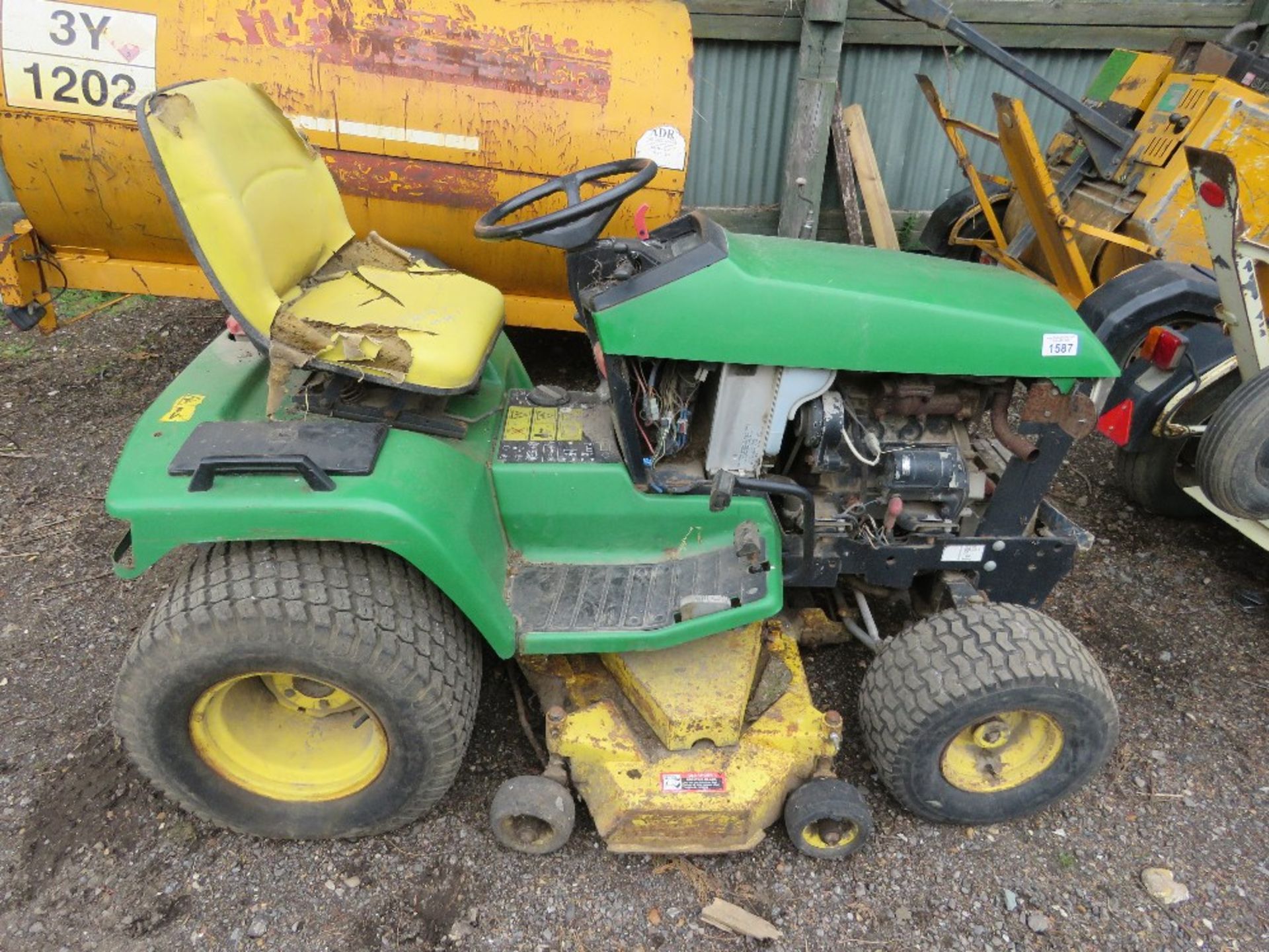 JOHN DEERE 455 2WD RIDE ON MOWER, YEAR 1998 BUILD. 2574 REC HOURS. HYDRASTATIC DRIVE