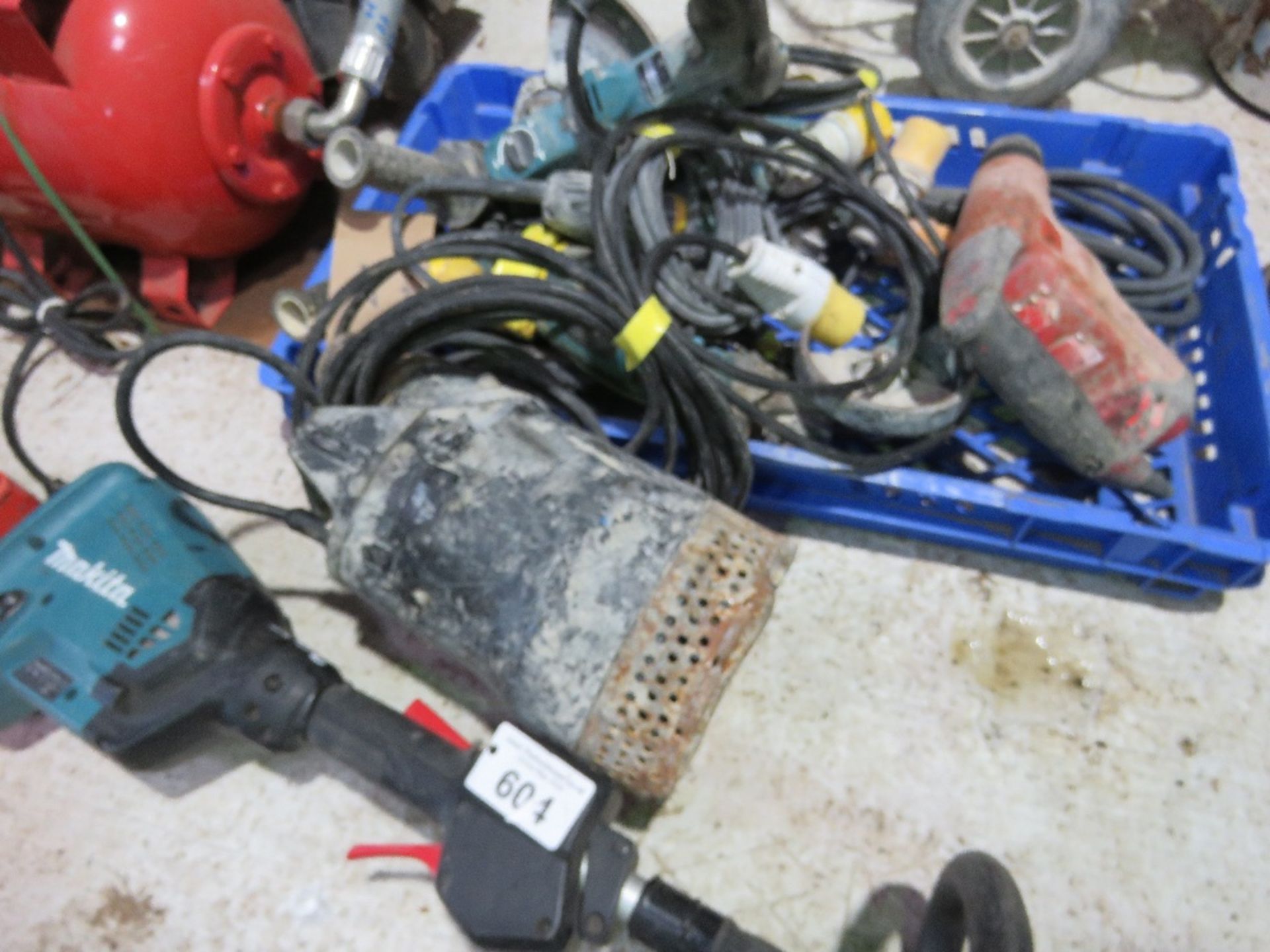 TRAY OF MIXED POWER TOOLS INCLUDING BATTERY STRIMMER AND SUBMERSIBLE WATER PUMP. - Image 6 of 6