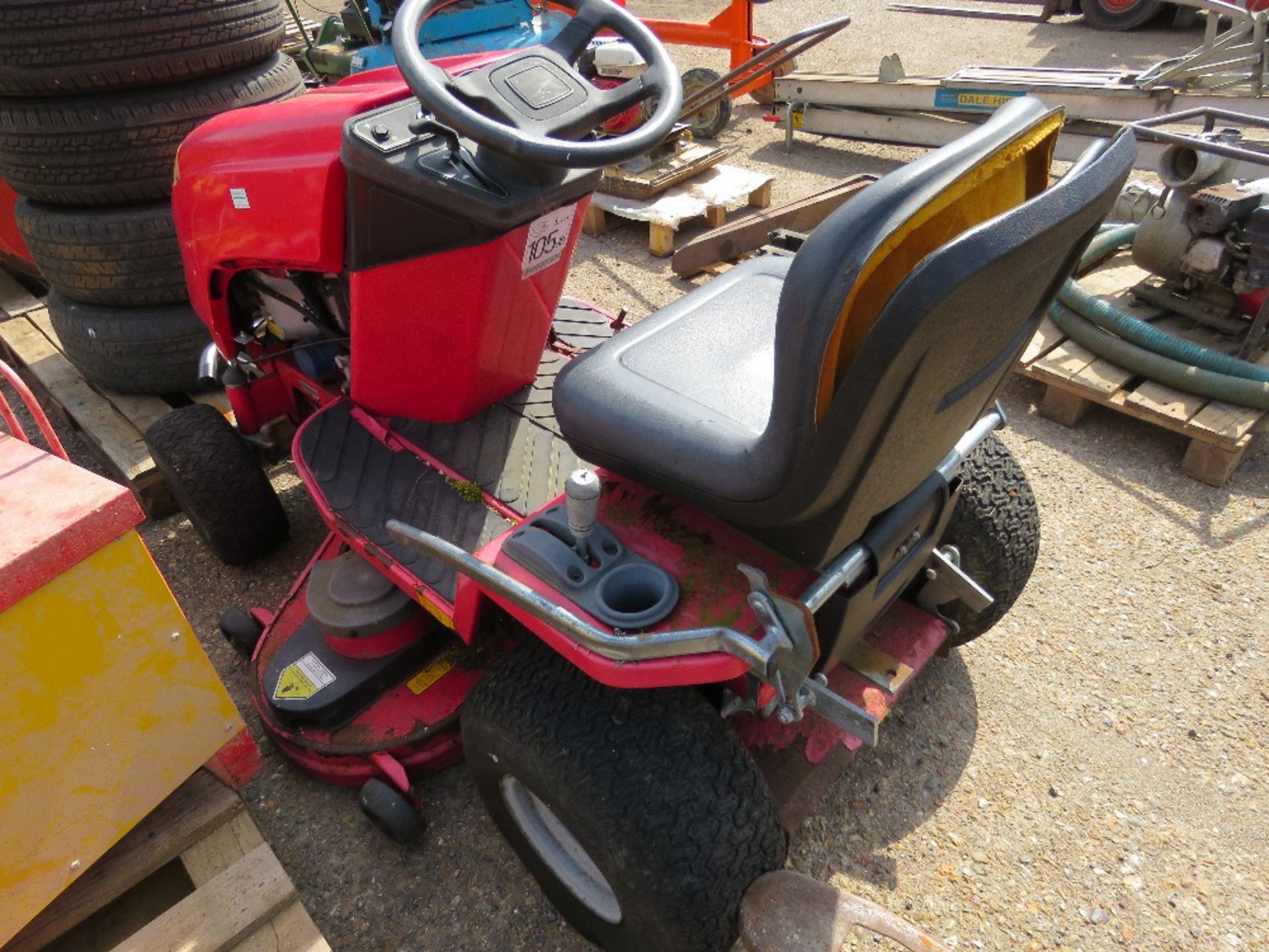 COUNTAX C800H RIDE ON MOWER. WHEN TESTED WAS SEEN TO RUN AND DRIVE..SEE VIDEO. BATTERY FLAT.....THIS - Image 3 of 8