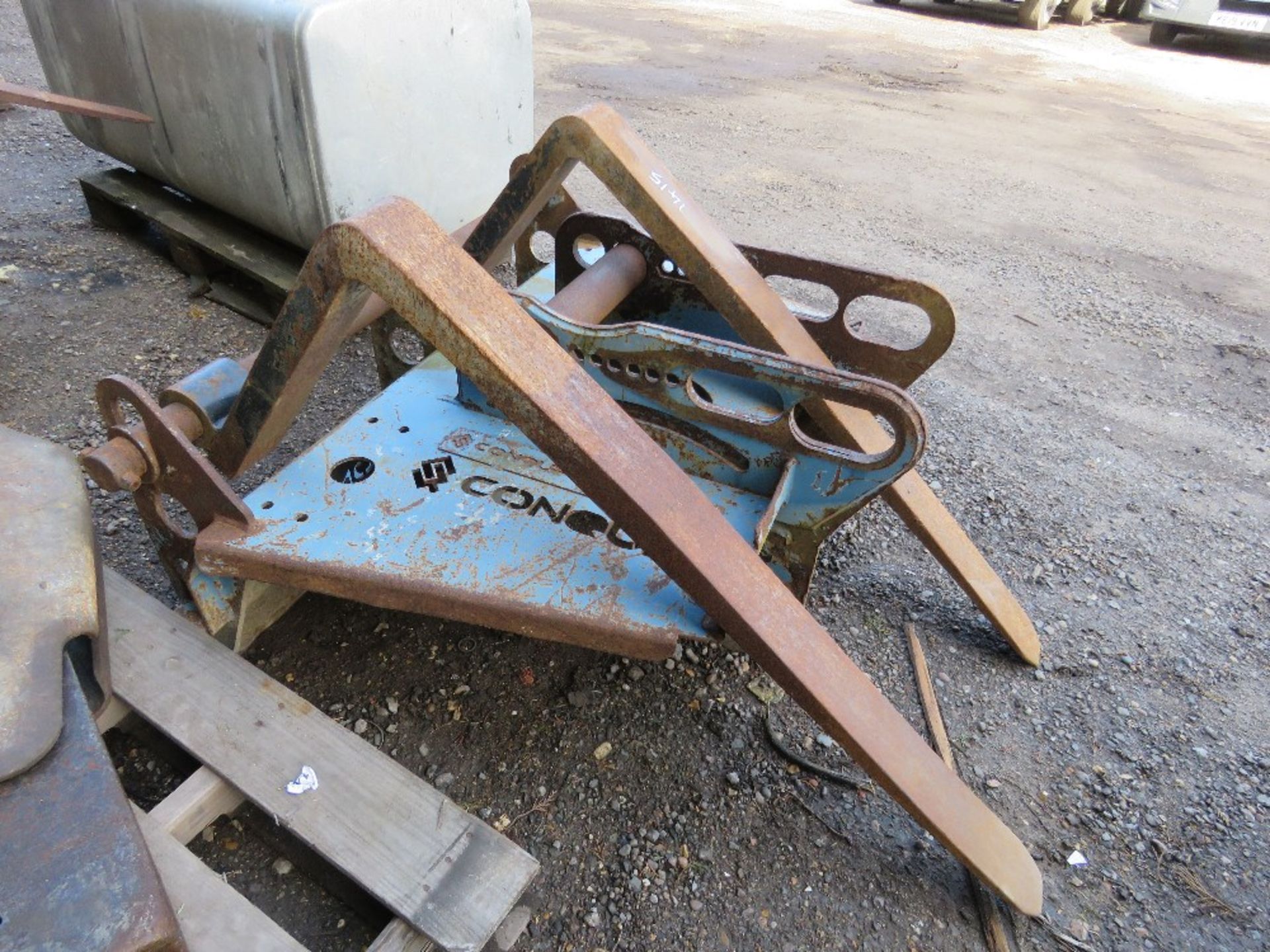 SET OF CONQUIP EXCAVATOR MOUNTED PALLET FORKS. SOURCED FROM COMPANY LIQUIDATION. - Image 3 of 5